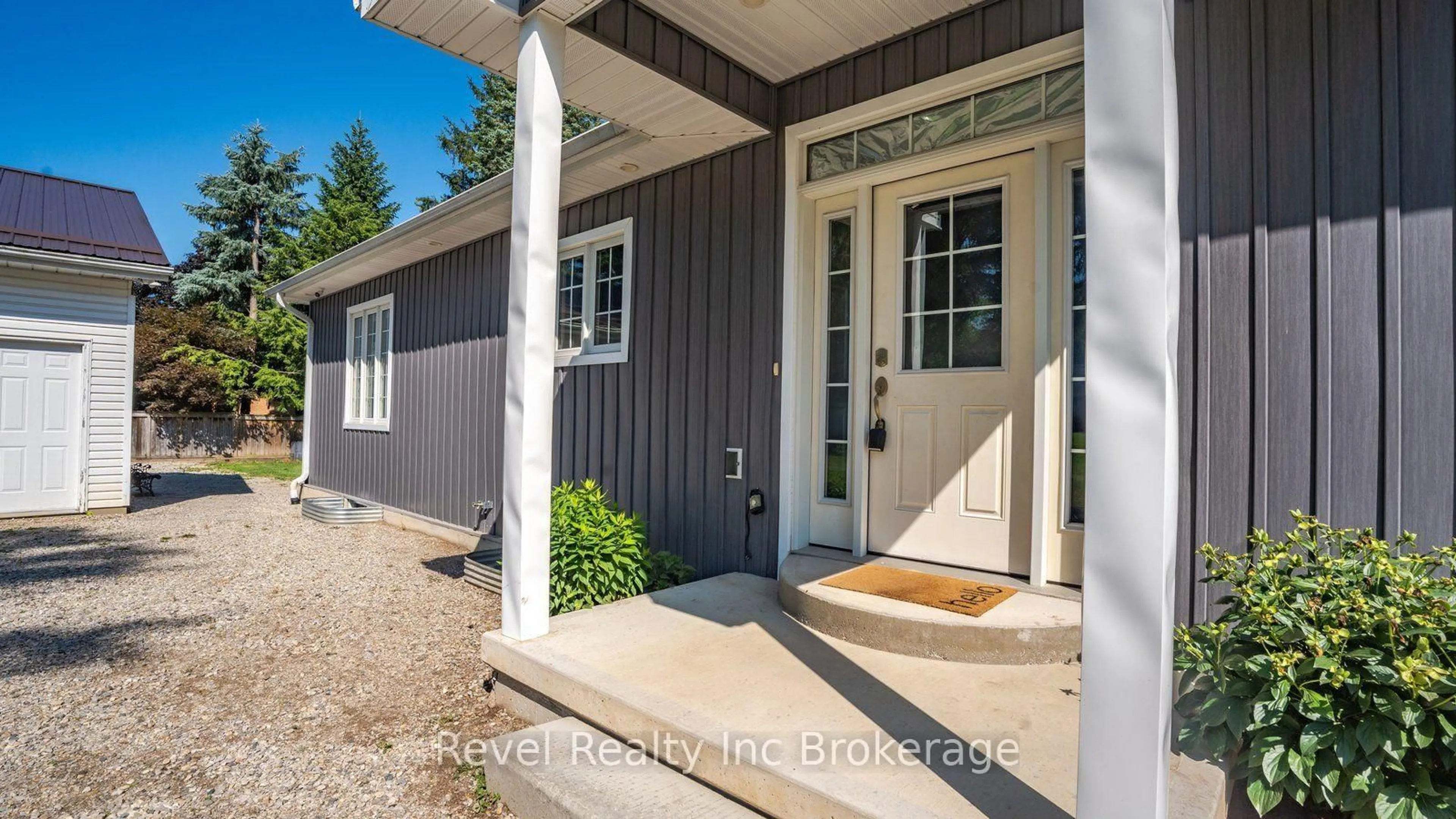 Indoor entryway for 623 Devonshire Ave, Woodstock Ontario N4S 5P9