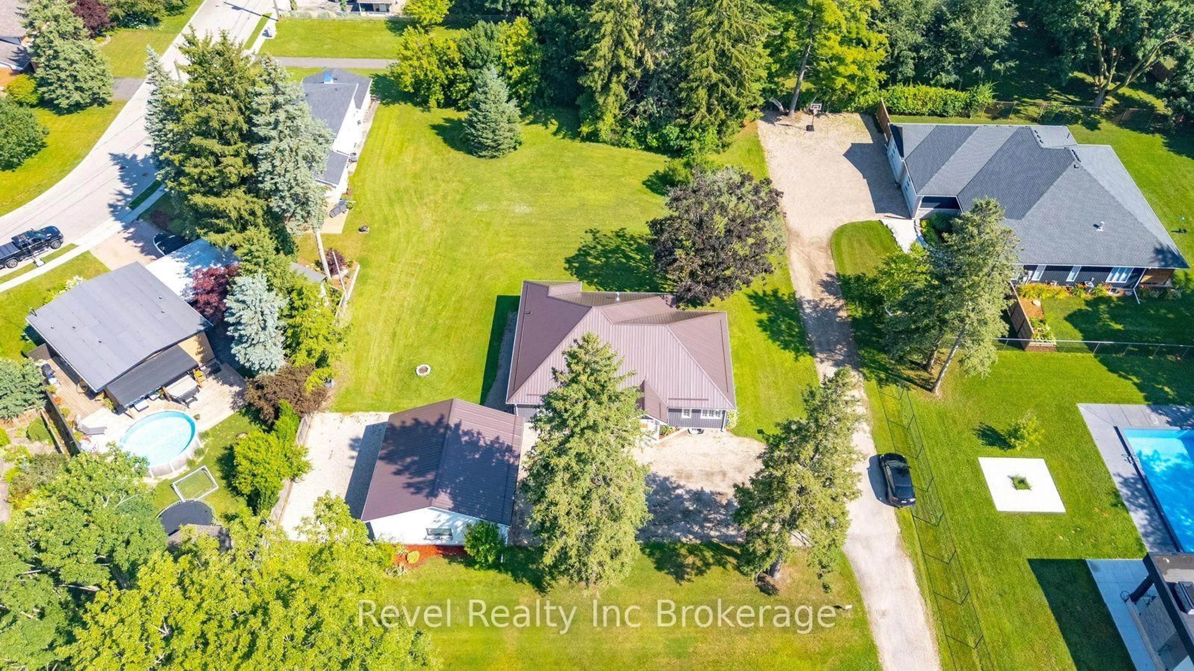 A pic from outside/outdoor area/front of a property/back of a property/a pic from drone, water/lake/river/ocean view for 623 Devonshire Ave, Woodstock Ontario N4S 5P9