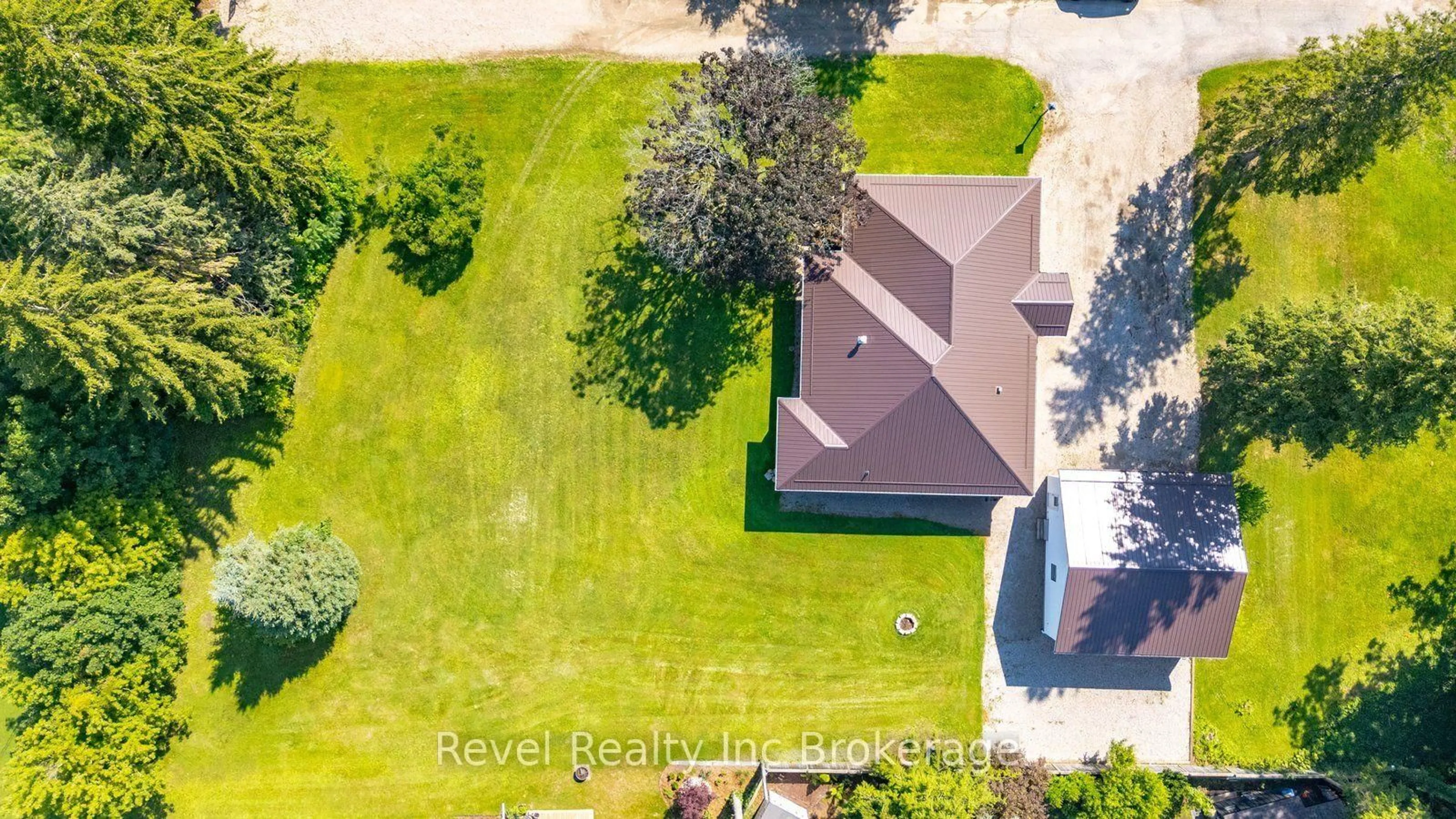 A pic from outside/outdoor area/front of a property/back of a property/a pic from drone, water/lake/river/ocean view for 623 Devonshire Ave, Woodstock Ontario N4S 5P9