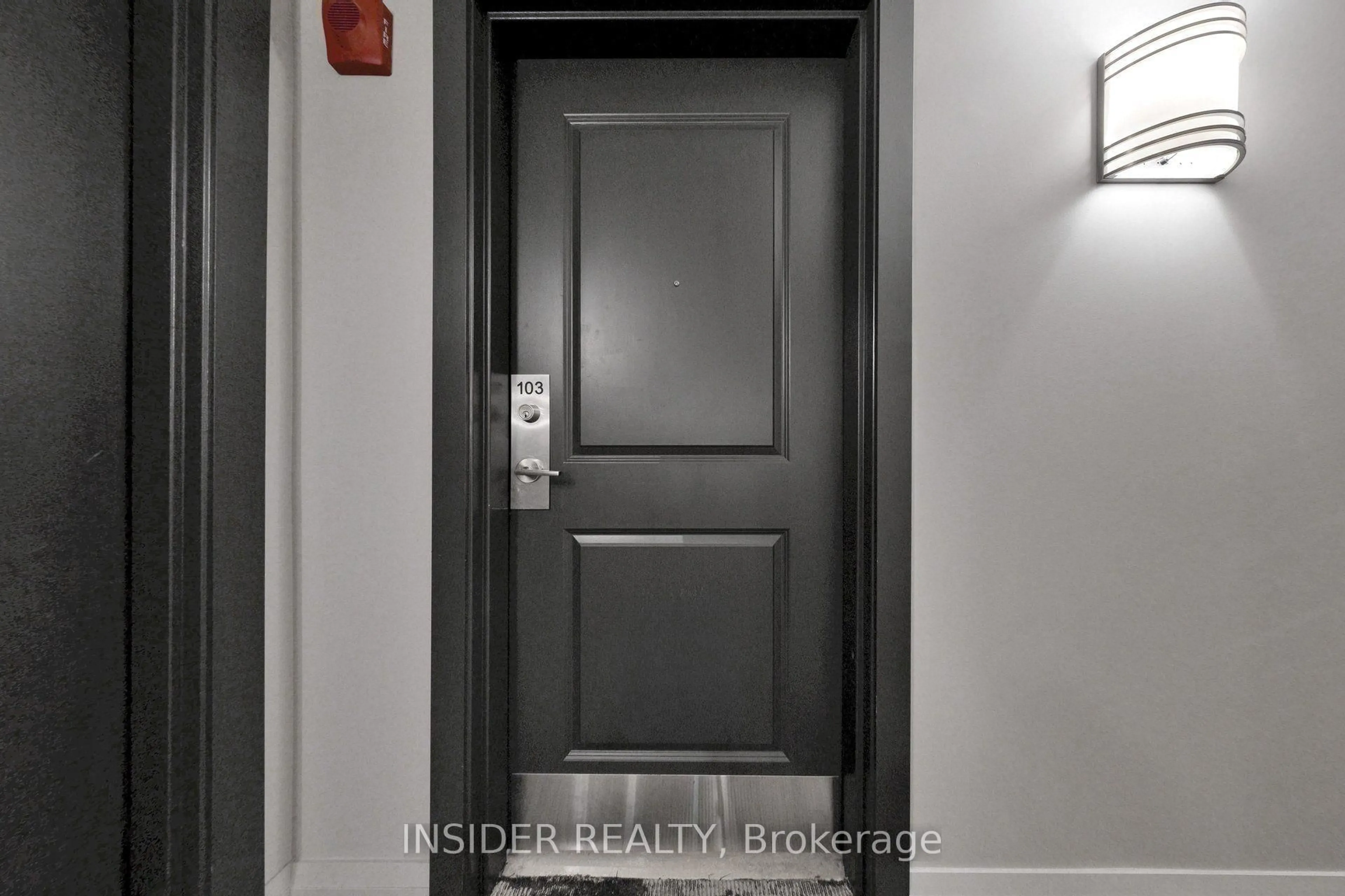 Indoor entryway for 427 Aberdeen Ave #103, Hamilton Ontario L8P 2S4
