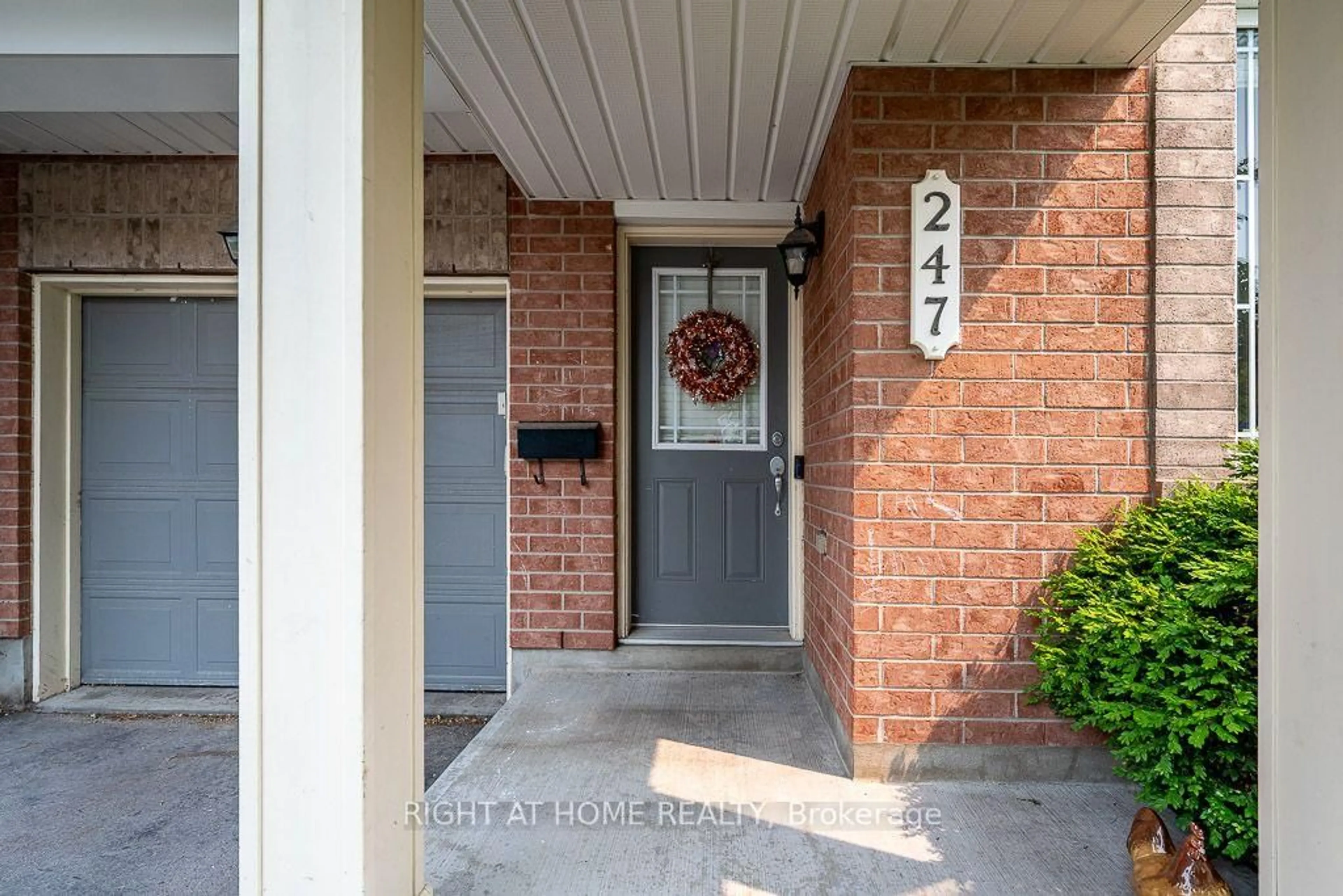 Indoor entryway for 247 FELICIA Cres, Ottawa Ontario K2G 7G2