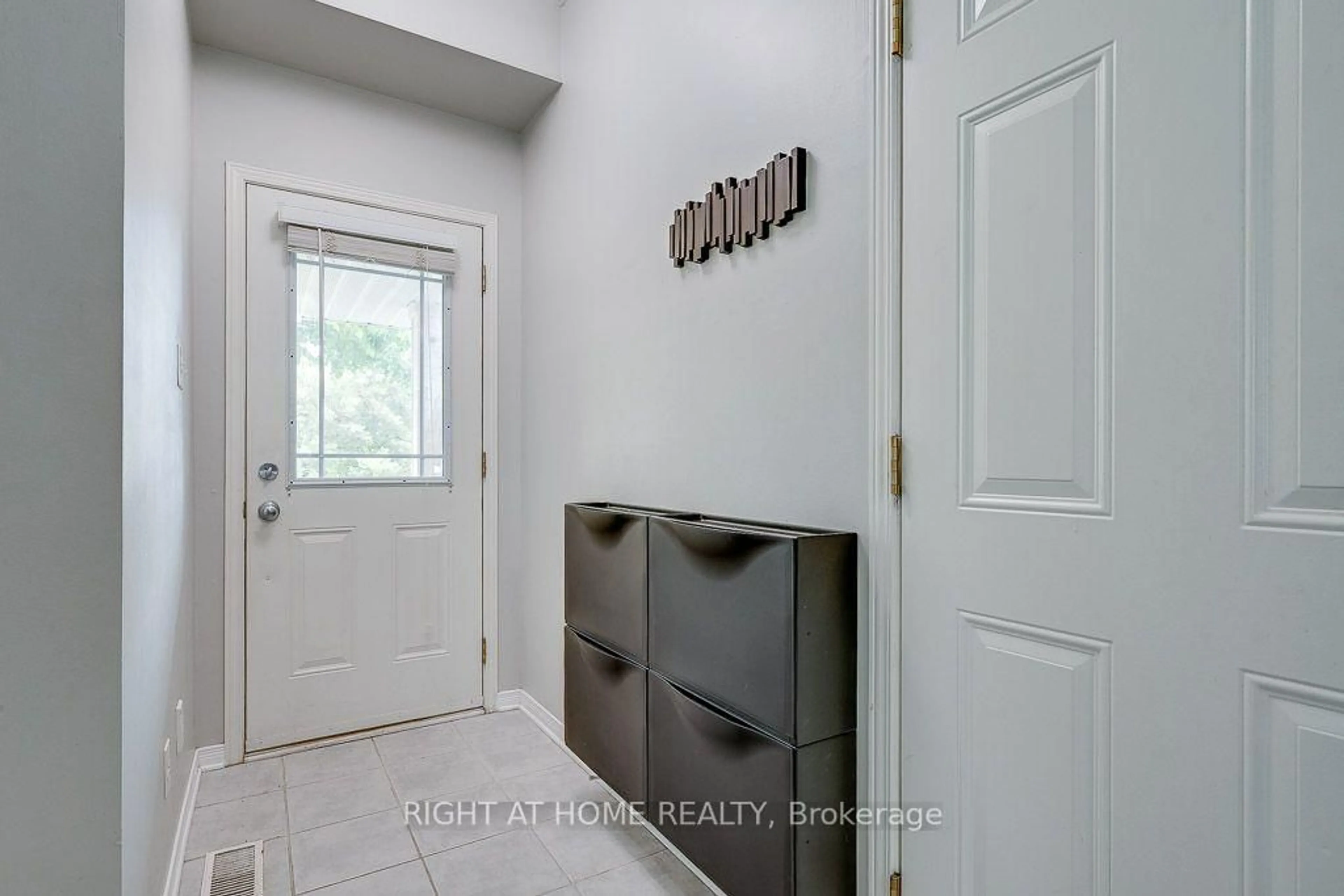 Indoor entryway for 247 FELICIA Cres, Ottawa Ontario K2G 7G2