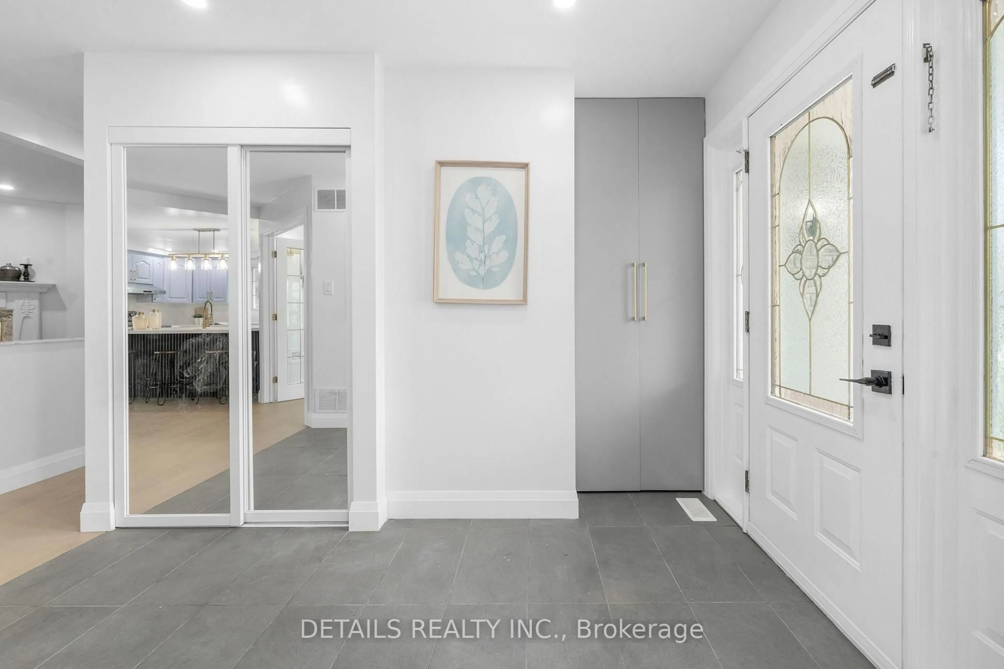 Indoor entryway for 6408 Fourth Line Rd, North Gower Ontario K0A 2T0