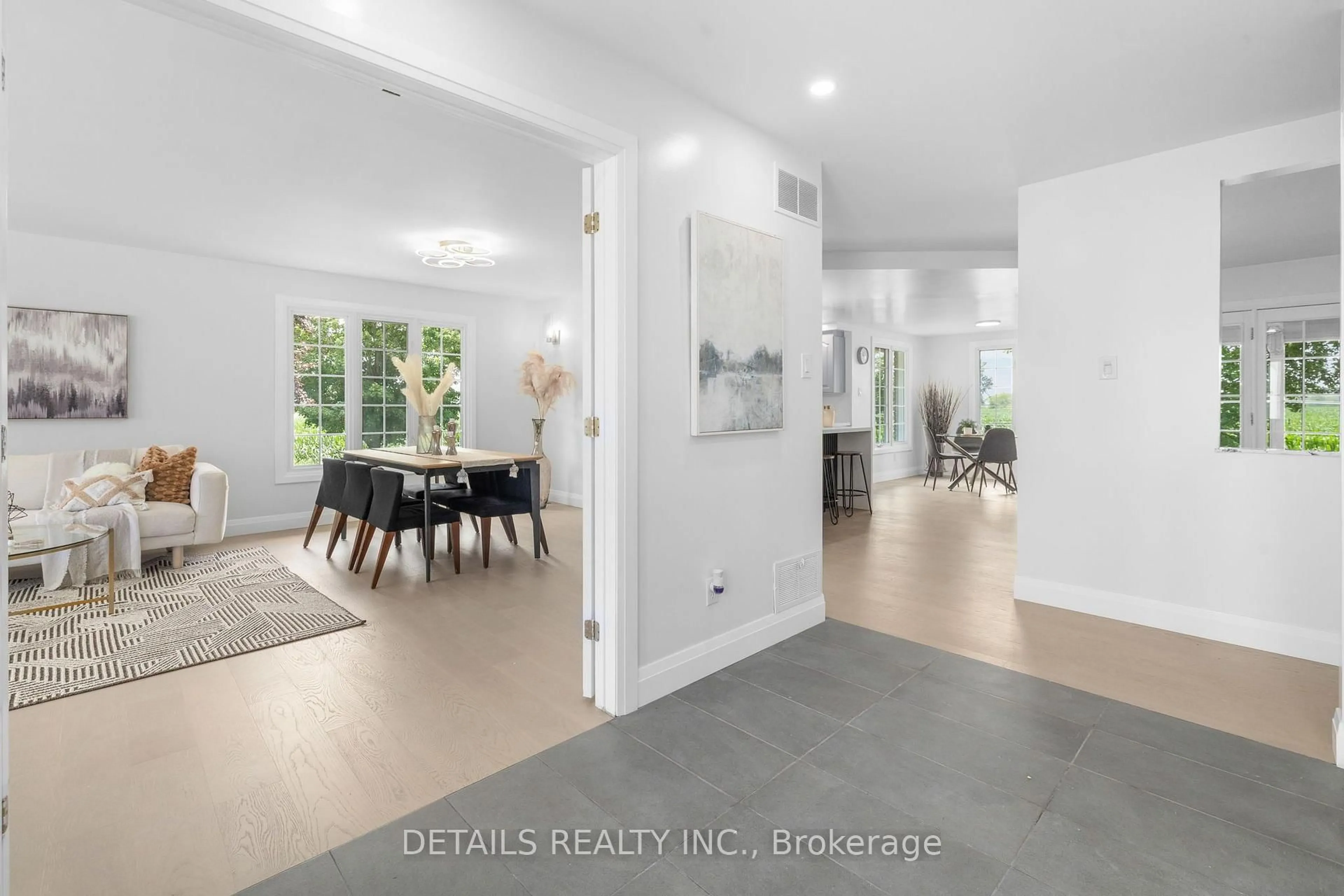 Indoor entryway for 6408 Fourth Line Rd, North Gower Ontario K0A 2T0