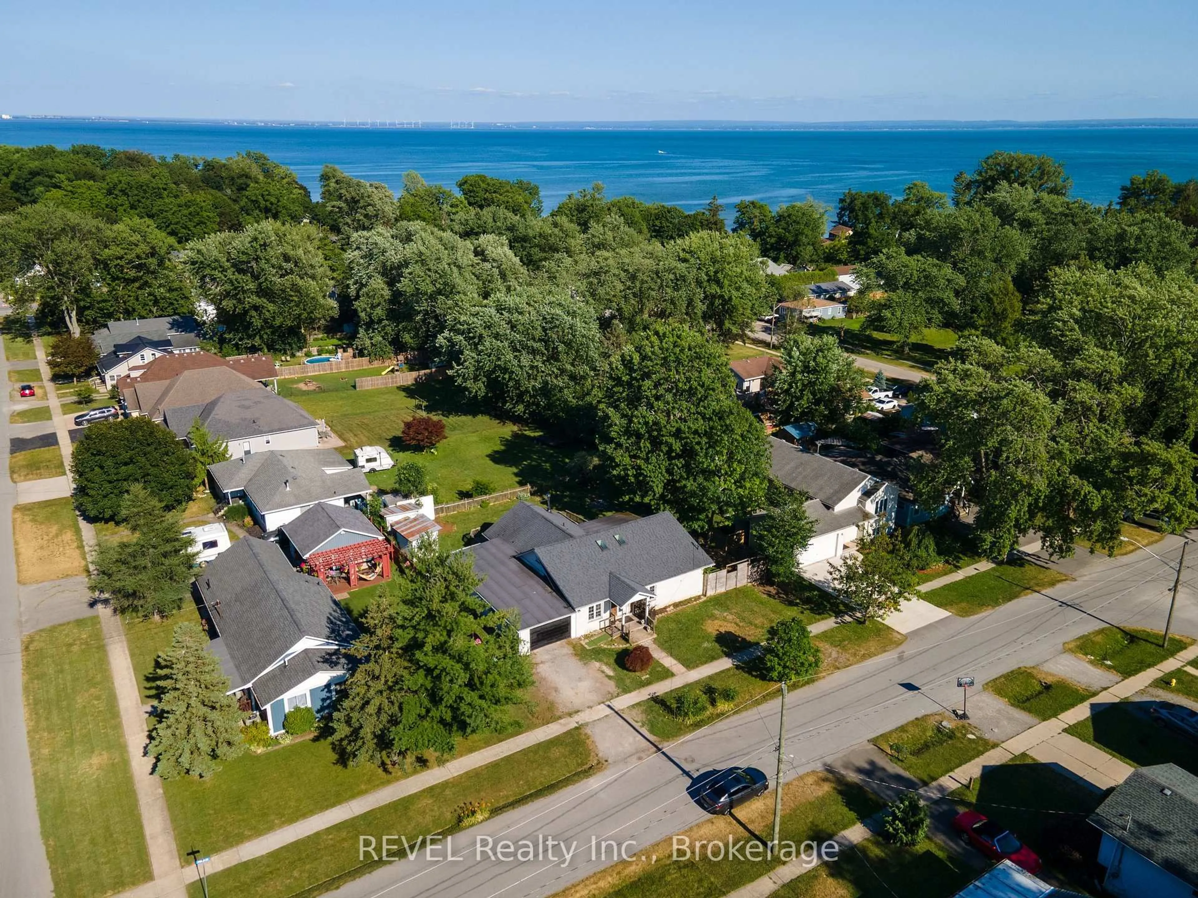 A pic from outside/outdoor area/front of a property/back of a property/a pic from drone, water/lake/river/ocean view for 342 HELEN St, Fort Erie Ontario L0S 1B0