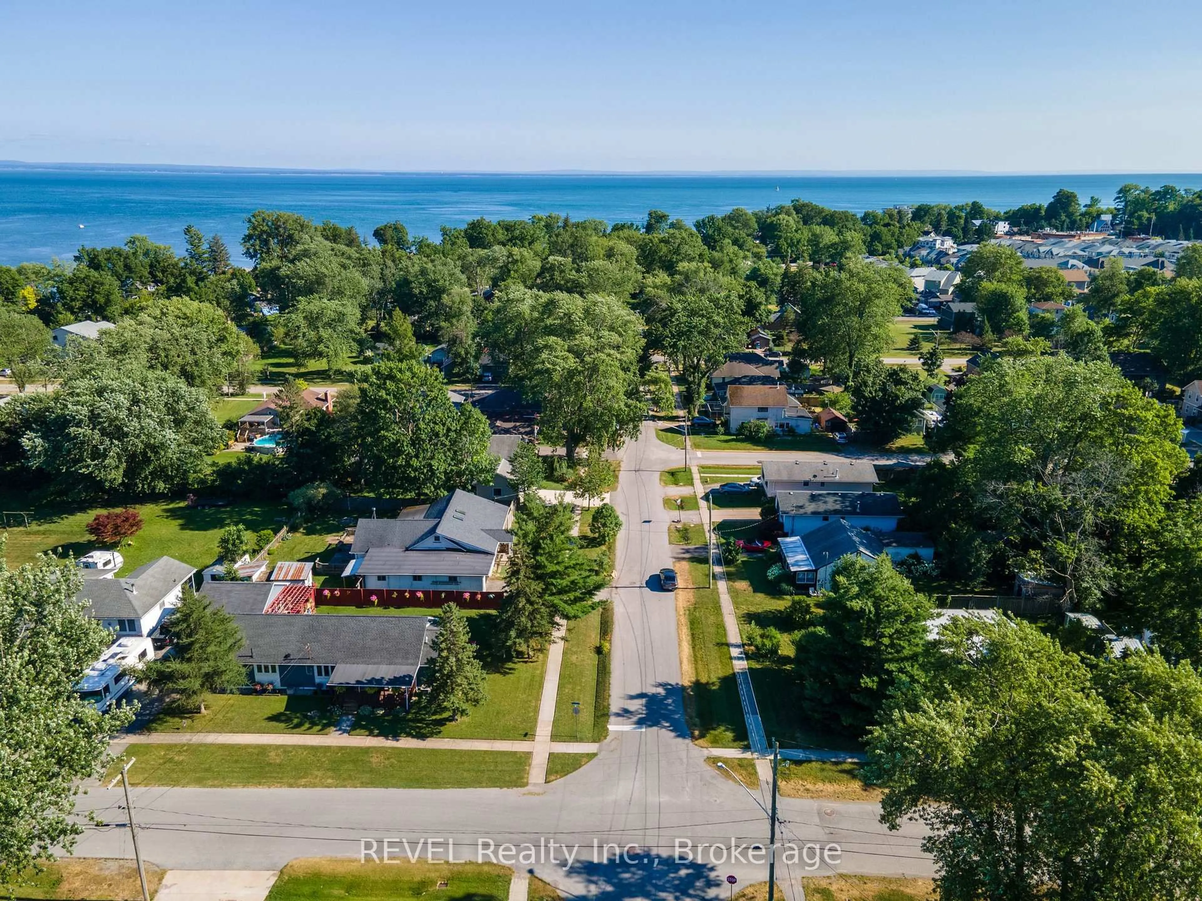 A pic from outside/outdoor area/front of a property/back of a property/a pic from drone, water/lake/river/ocean view for 342 HELEN St, Fort Erie Ontario L0S 1B0