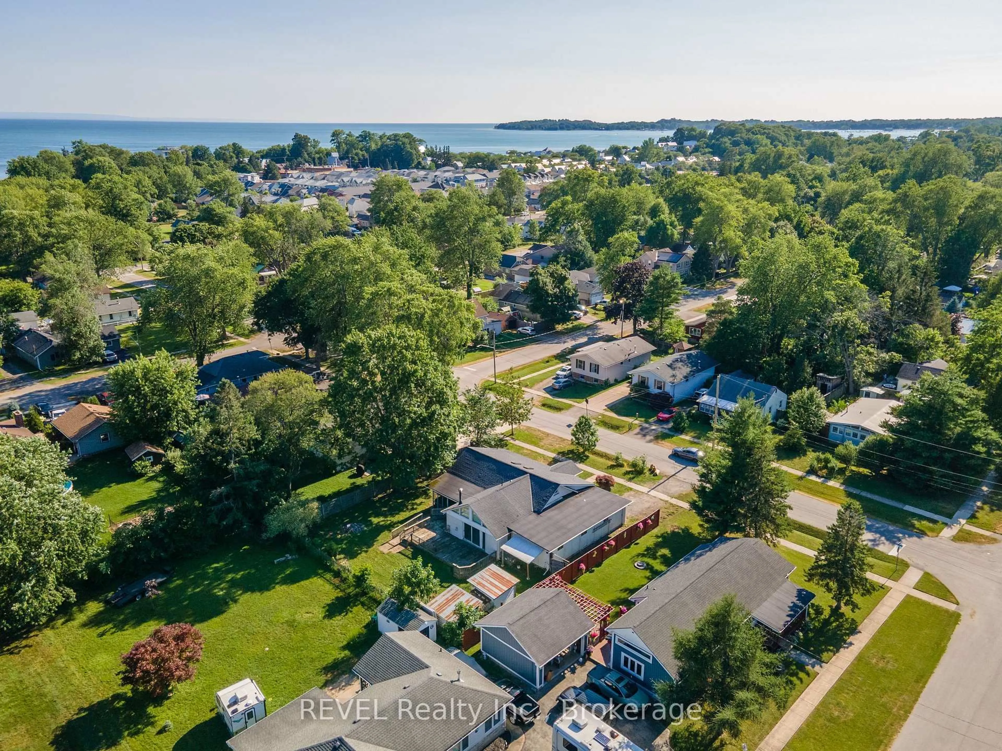 A pic from outside/outdoor area/front of a property/back of a property/a pic from drone, water/lake/river/ocean view for 342 HELEN St, Fort Erie Ontario L0S 1B0