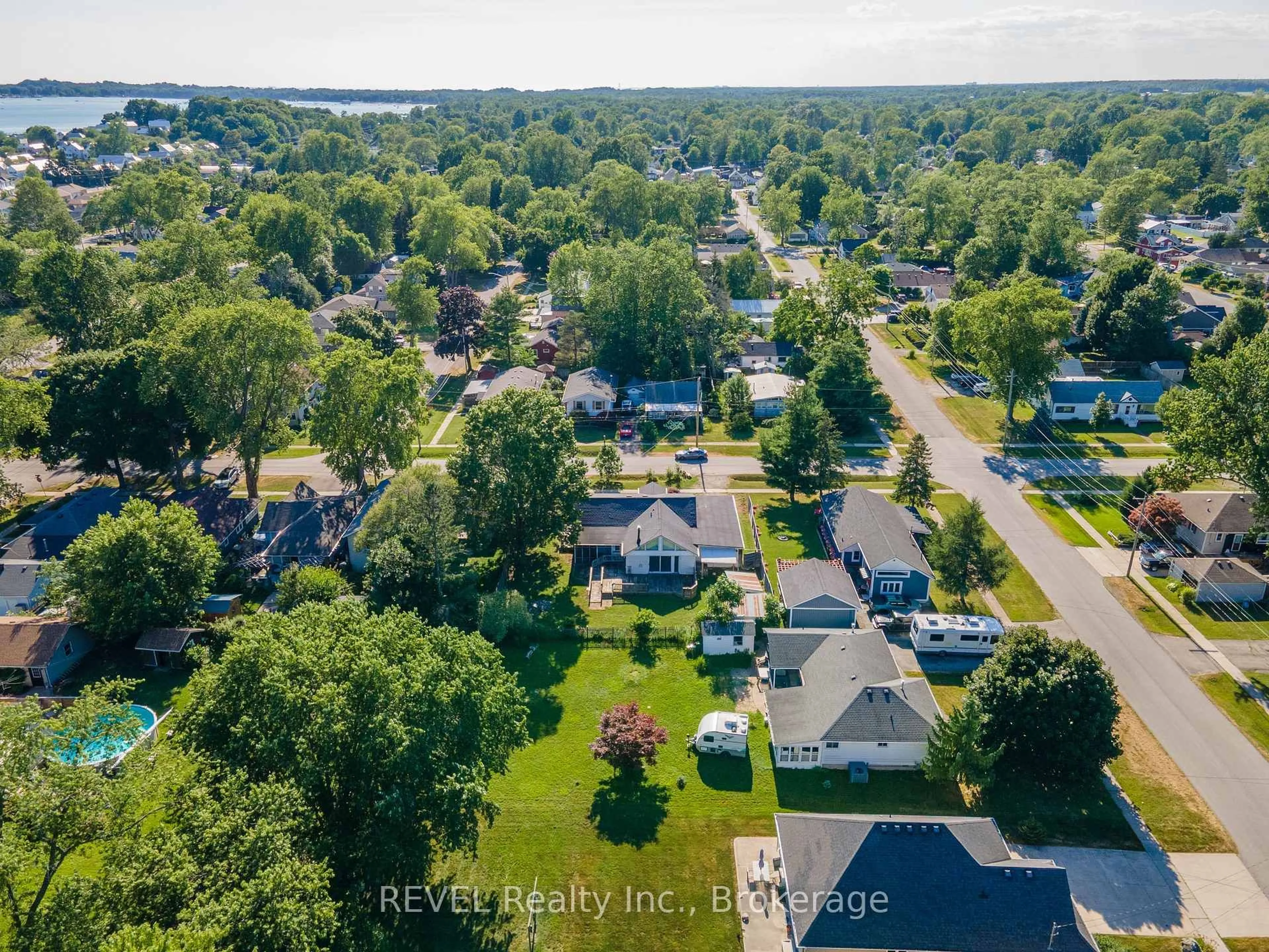 A pic from outside/outdoor area/front of a property/back of a property/a pic from drone, street for 342 HELEN St, Fort Erie Ontario L0S 1B0