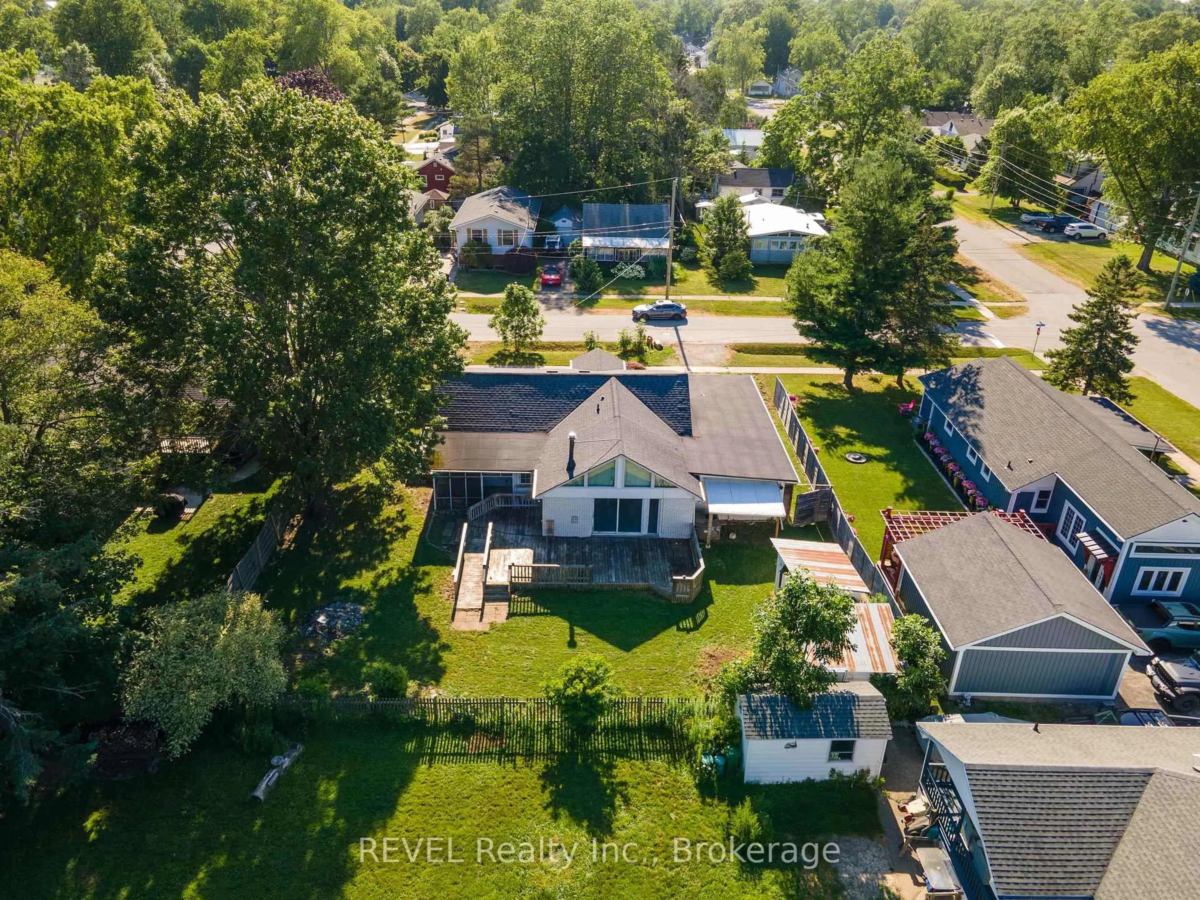 A pic from outside/outdoor area/front of a property/back of a property/a pic from drone, street for 342 HELEN St, Fort Erie Ontario L0S 1B0
