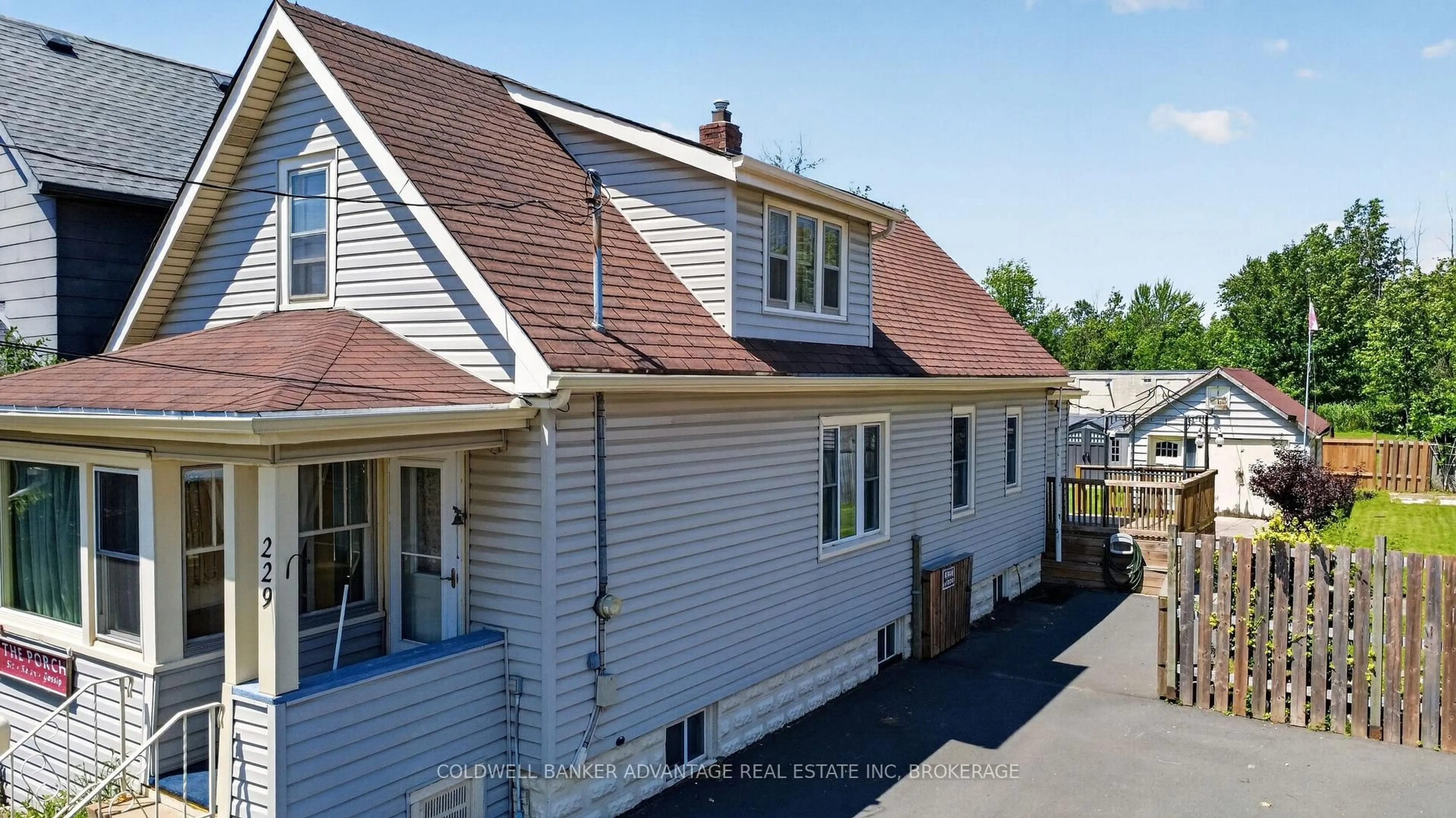 A pic from outside/outdoor area/front of a property/back of a property/a pic from drone, street for 229 Broadway Ave, Welland Ontario L3C 5L7