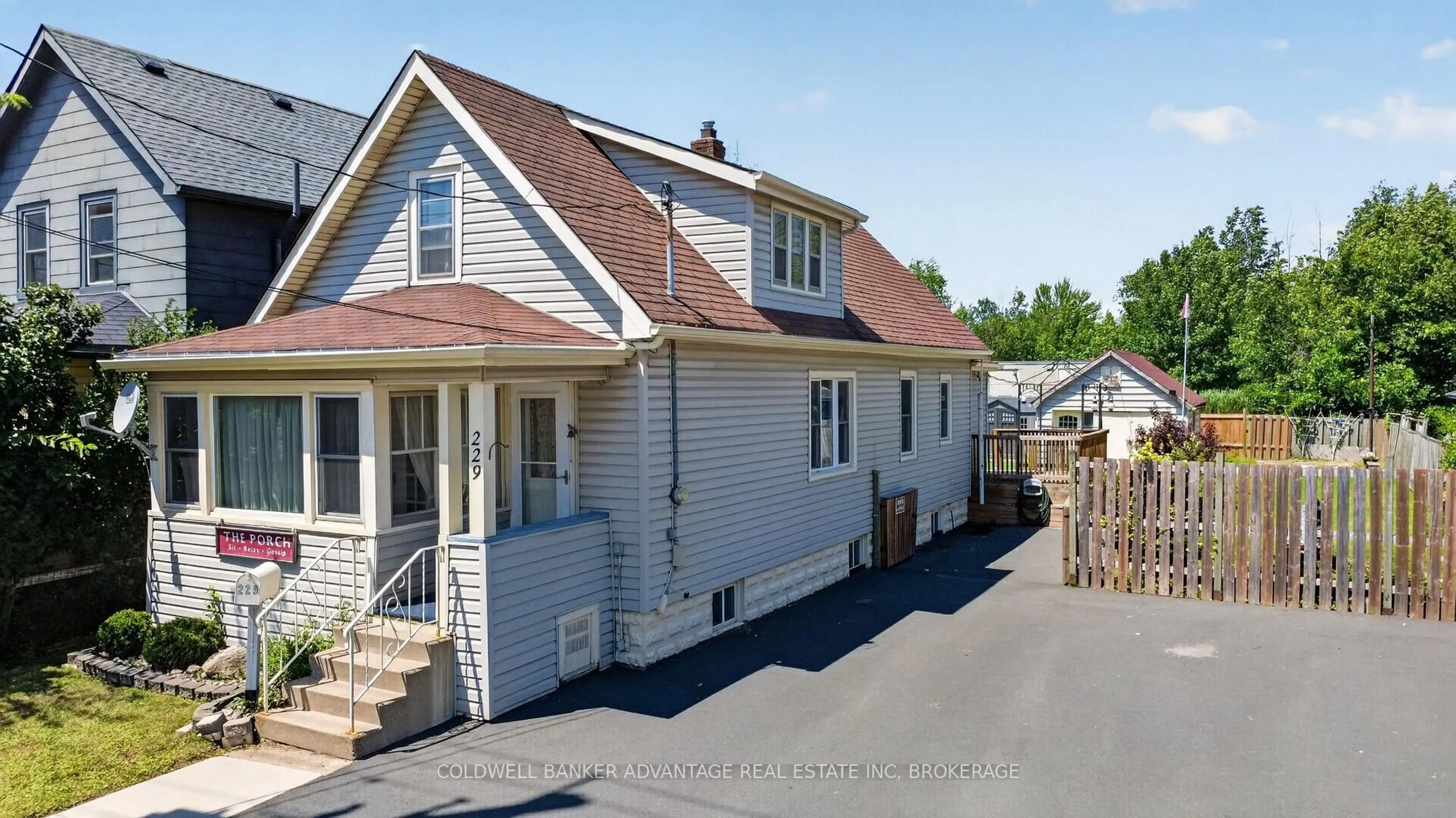 A pic from outside/outdoor area/front of a property/back of a property/a pic from drone, street for 229 Broadway Ave, Welland Ontario L3C 5L7