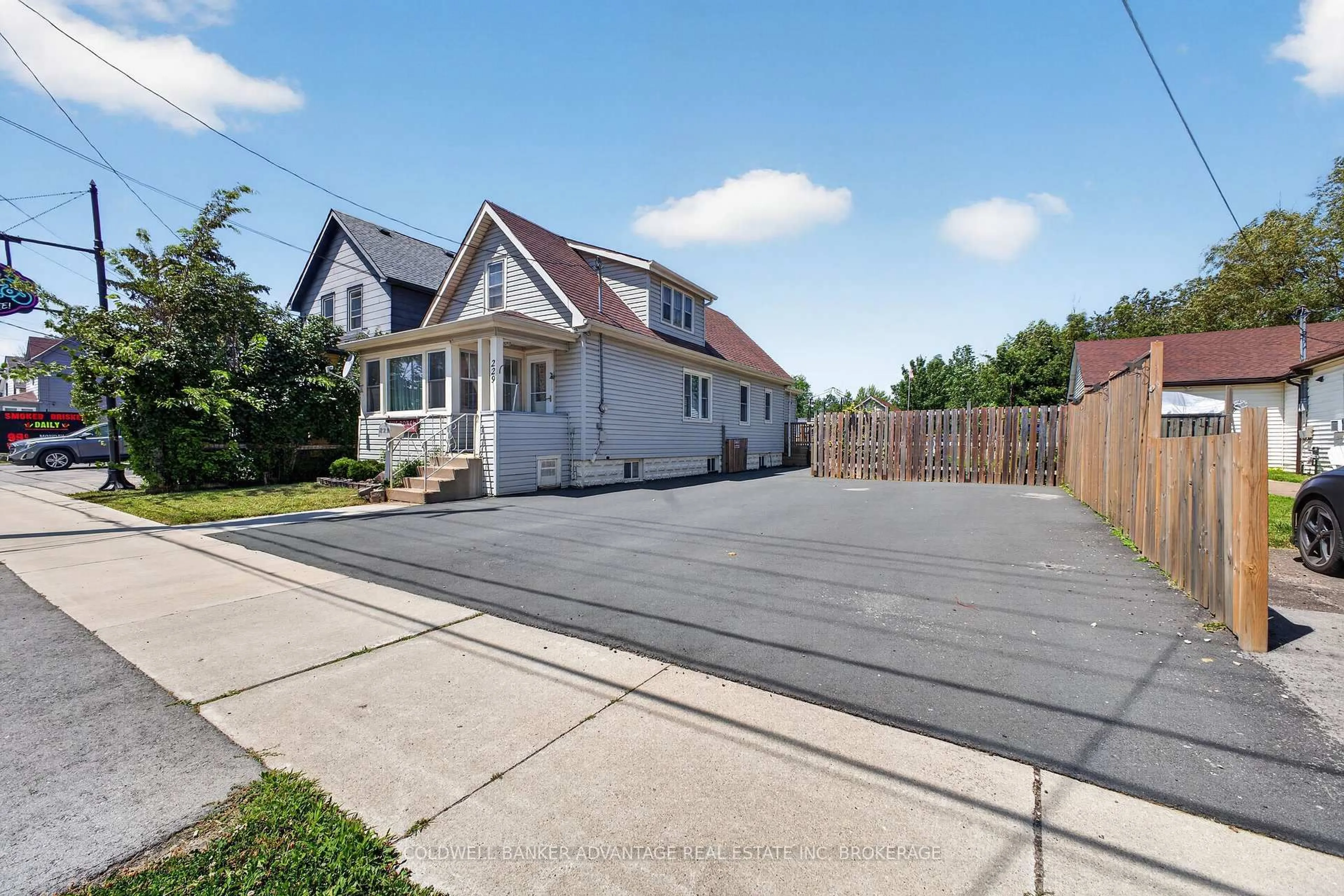 A pic from outside/outdoor area/front of a property/back of a property/a pic from drone, street for 229 Broadway Ave, Welland Ontario L3C 5L7
