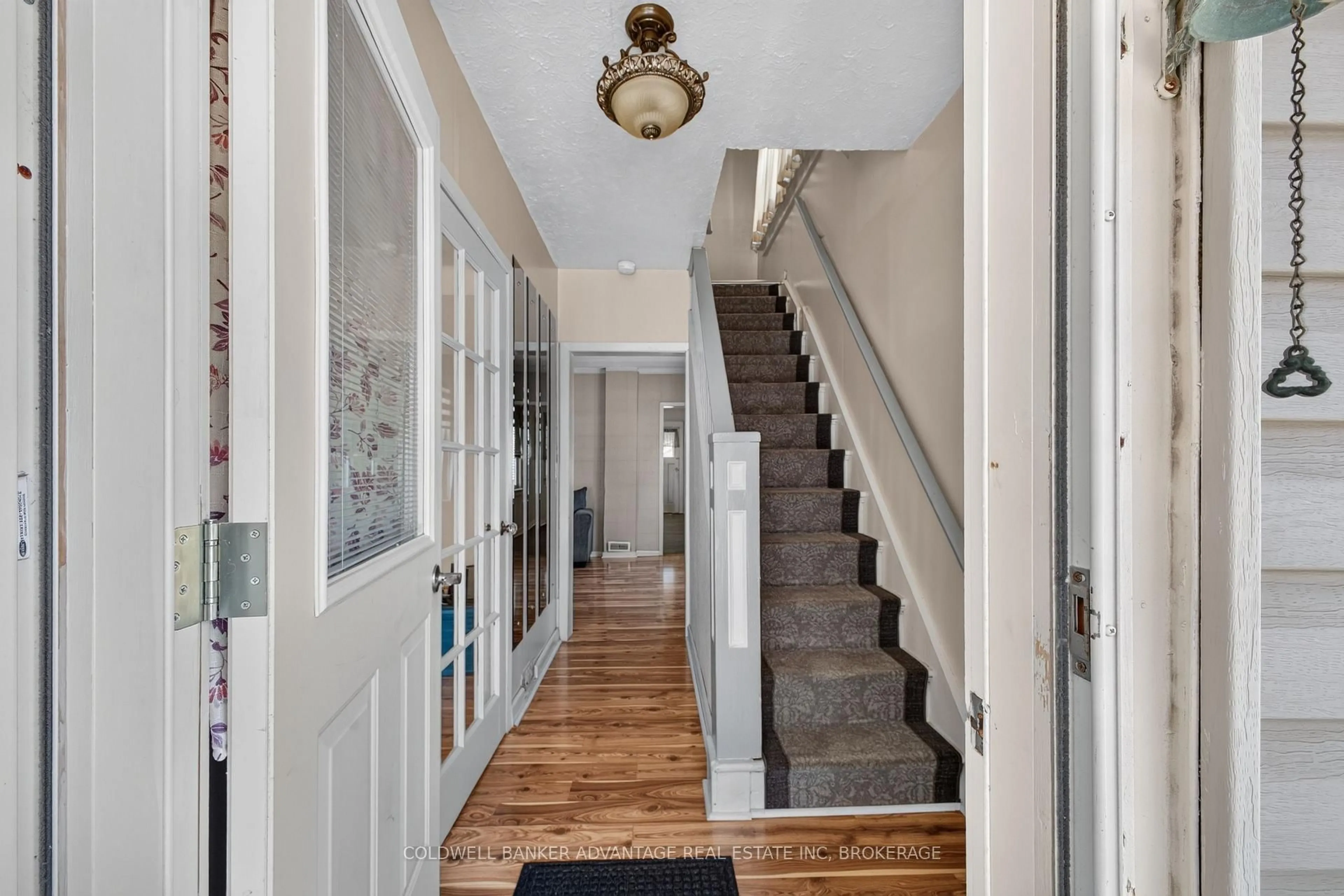 Indoor entryway for 229 Broadway Ave, Welland Ontario L3C 5L7
