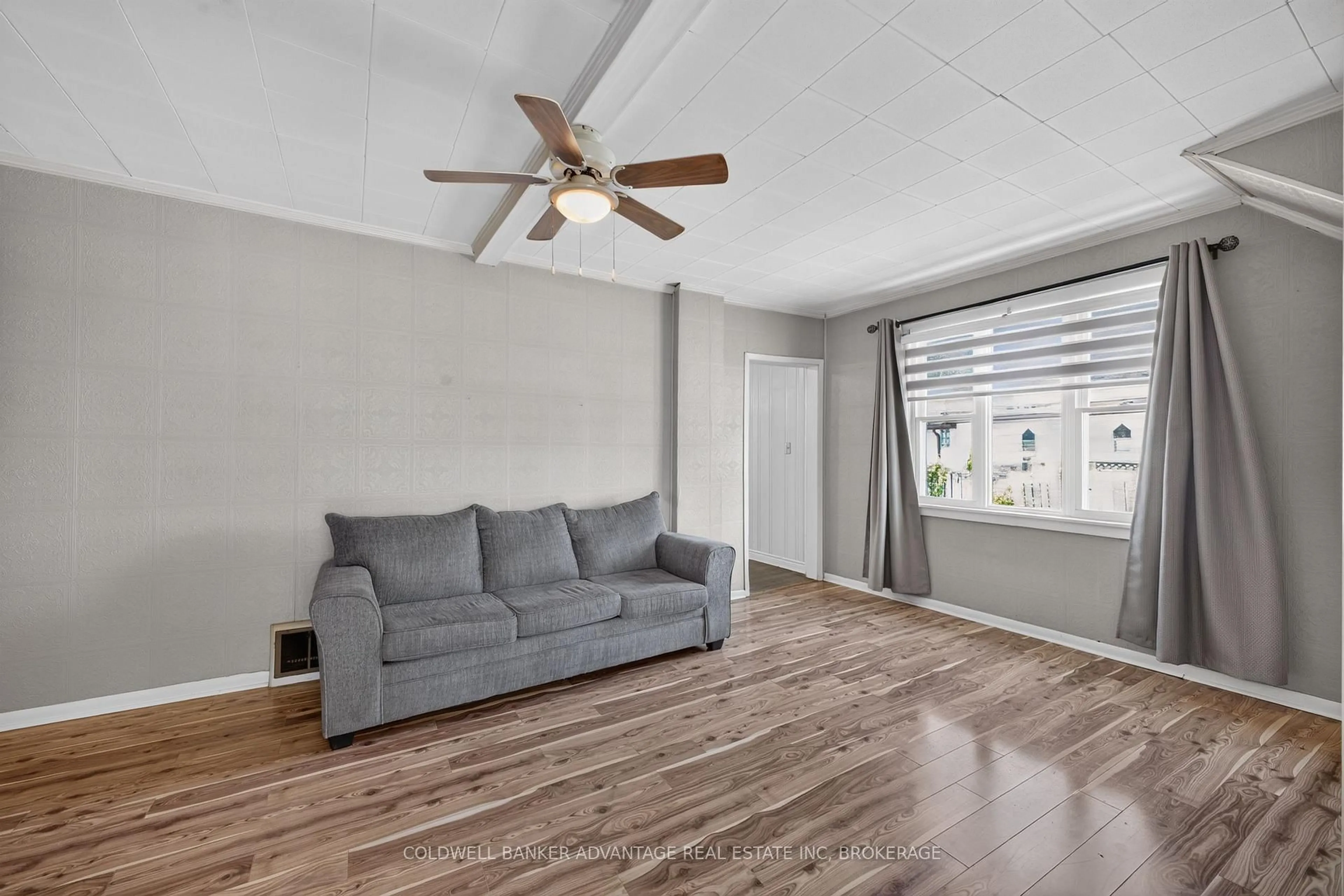 Living room with furniture, wood/laminate floor for 229 Broadway Ave, Welland Ontario L3C 5L7