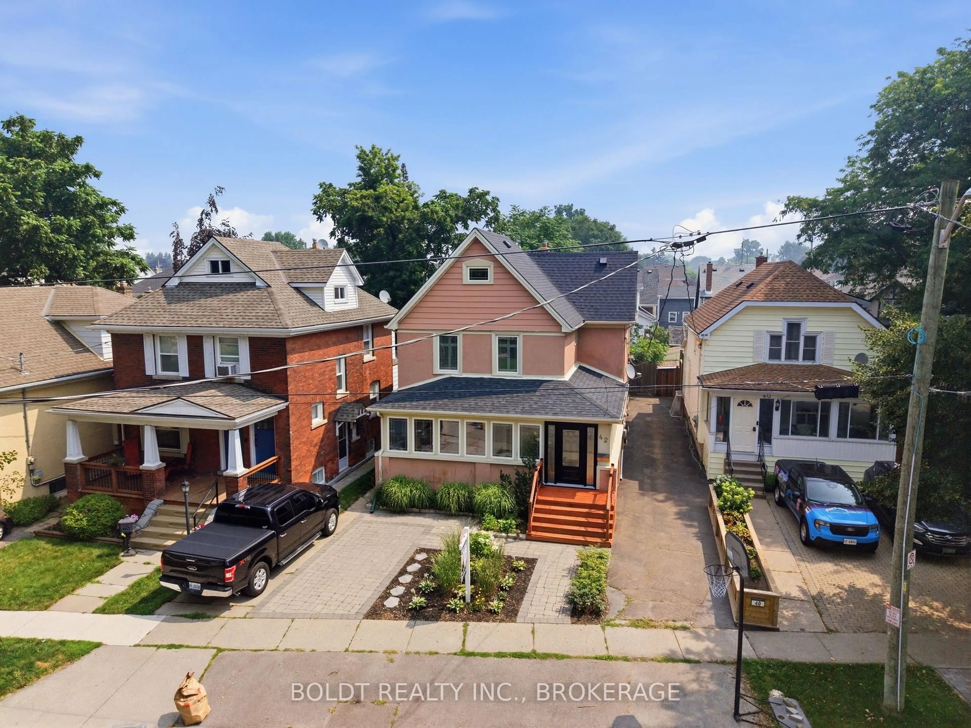 A pic from outside/outdoor area/front of a property/back of a property/a pic from drone, street for 42 Thomas St, St. Catharines Ontario L2R 6L9