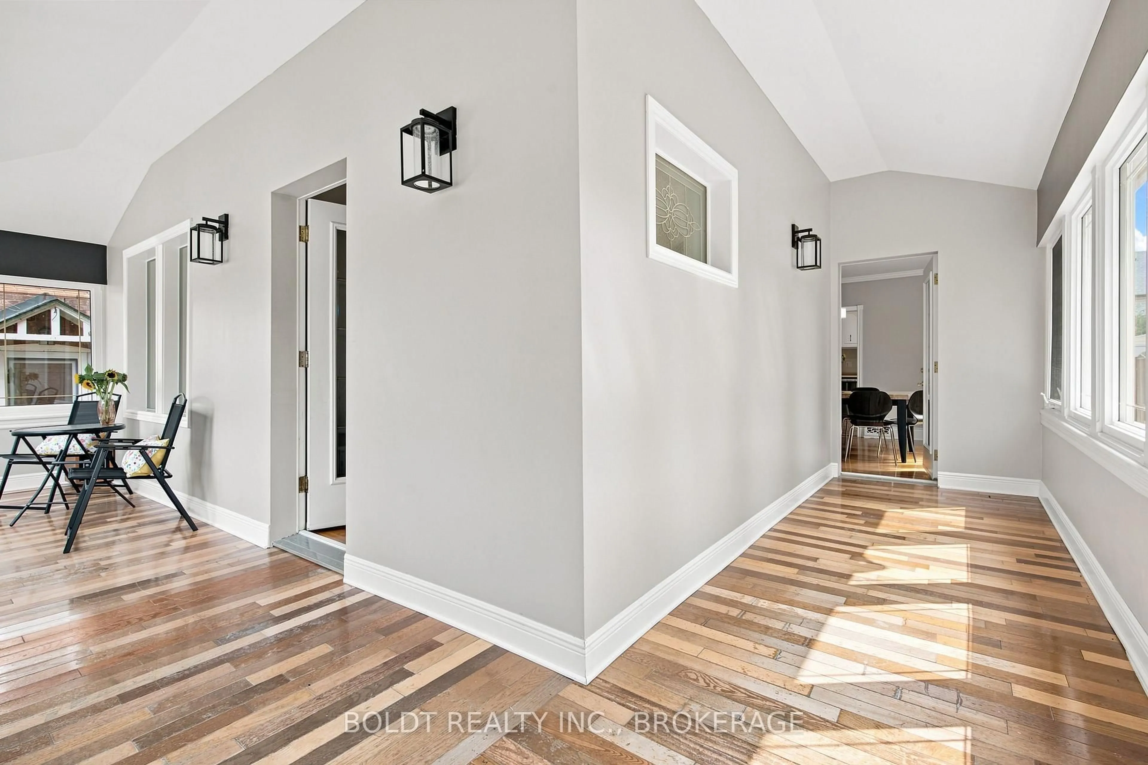Indoor entryway for 42 Thomas St, St. Catharines Ontario L2R 6L9