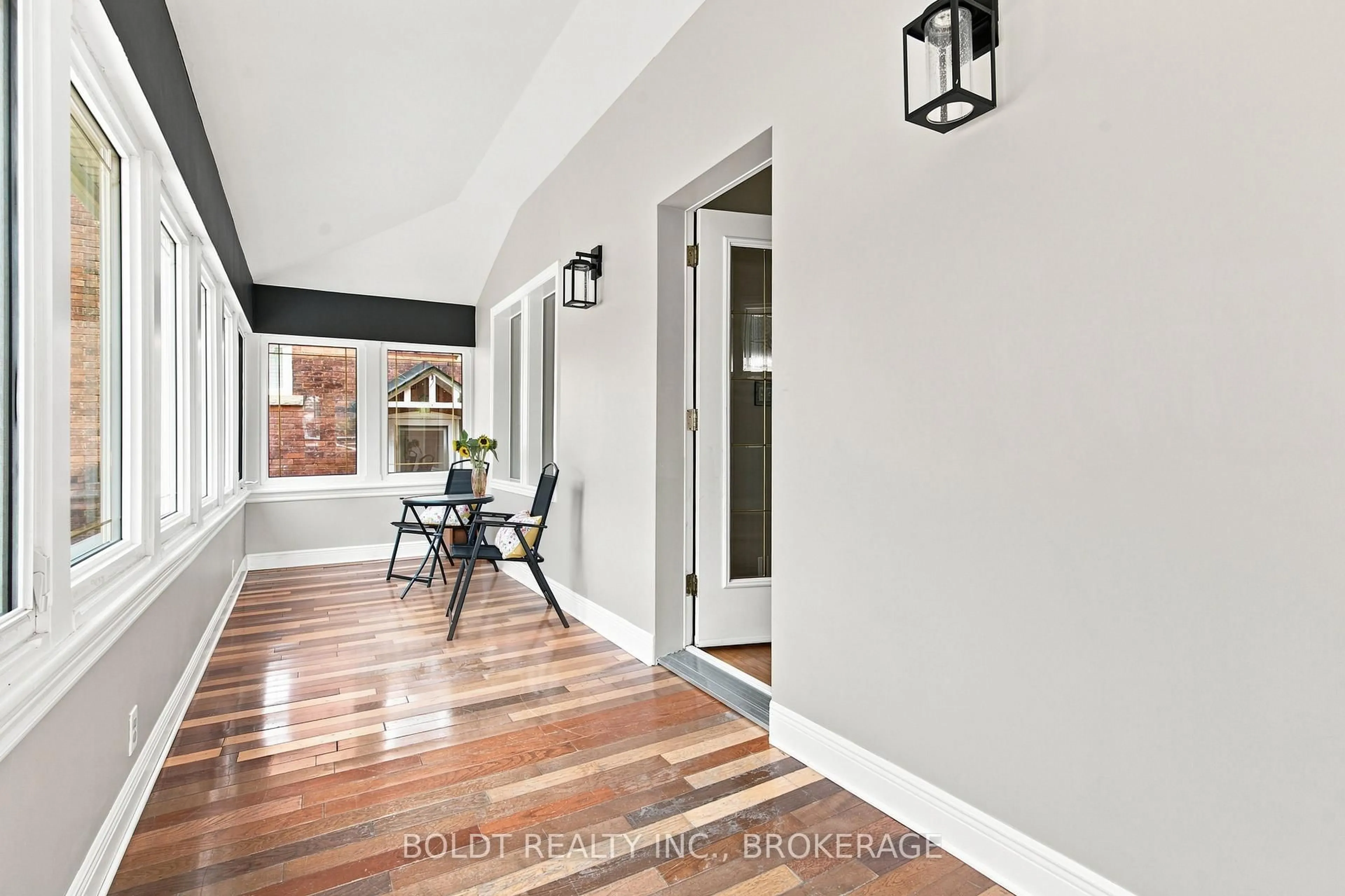 Indoor entryway for 42 Thomas St, St. Catharines Ontario L2R 6L9