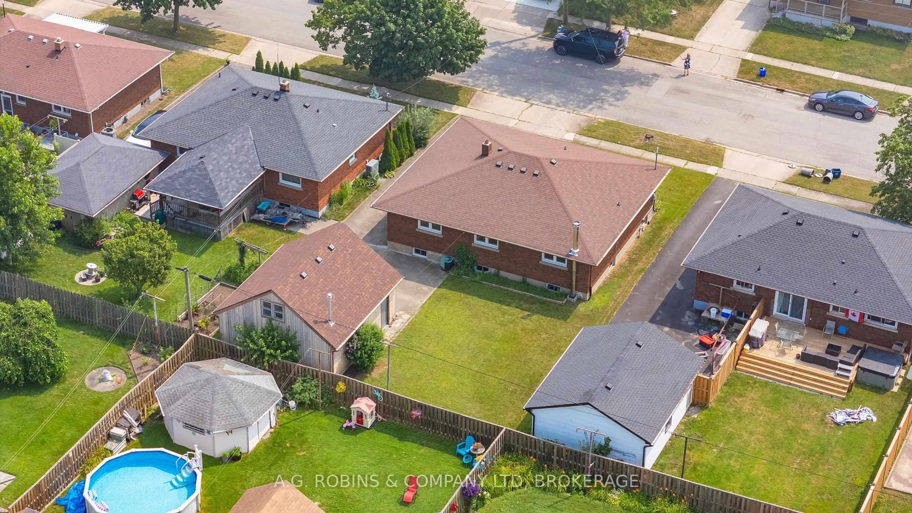 A pic from outside/outdoor area/front of a property/back of a property/a pic from drone, street for 140 Classic Ave, Welland Ontario L3B 1P7