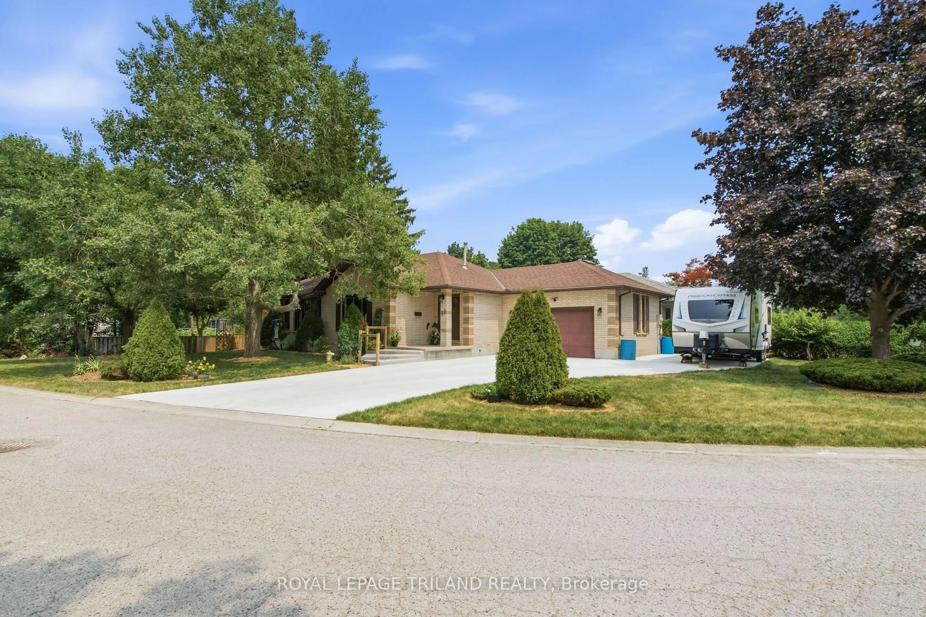 A pic from outside/outdoor area/front of a property/back of a property/a pic from drone, street for 12 Shepherd Ave, London East Ontario N5V 4S3