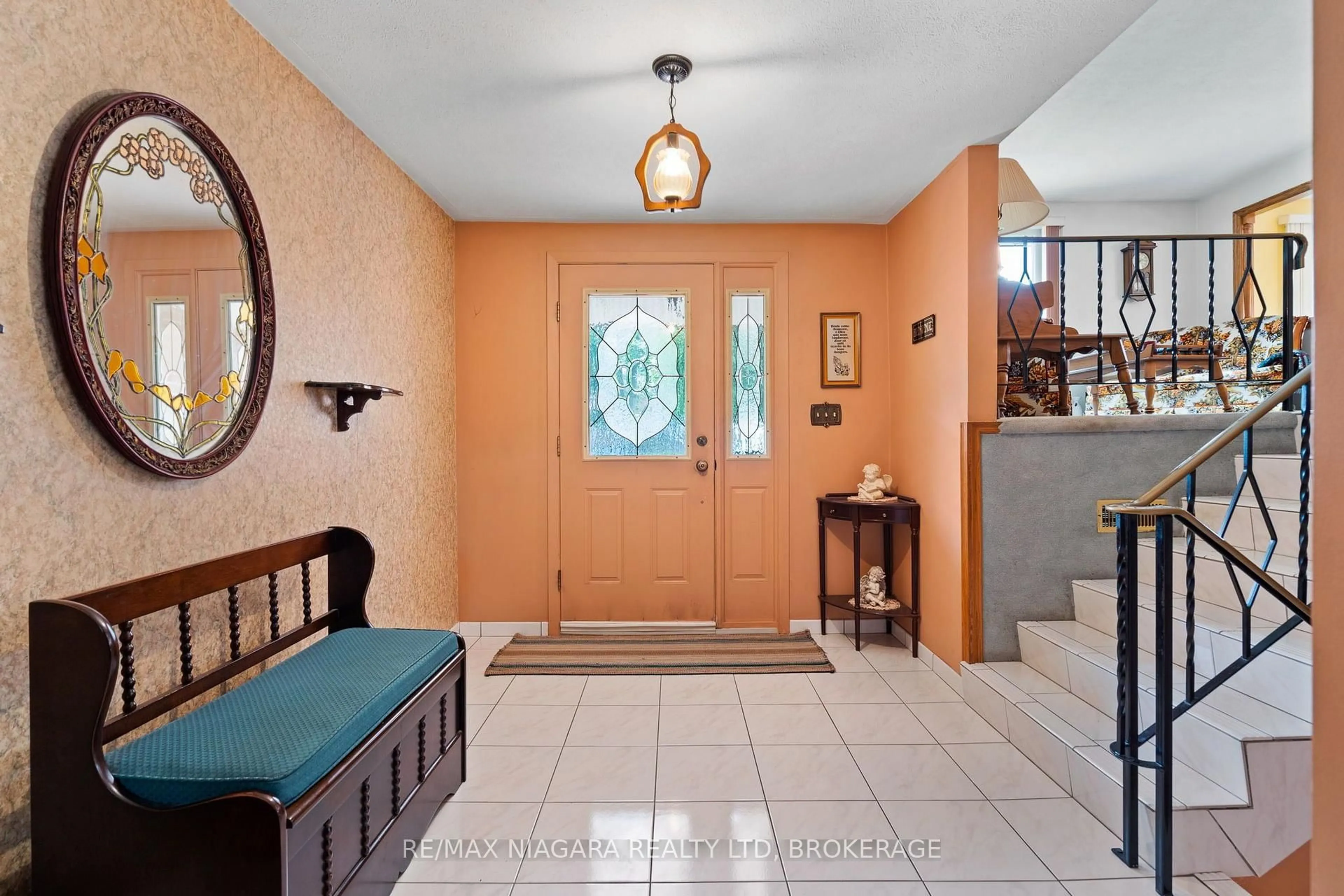 Indoor entryway for 232 Wallace Ave, Welland Ontario L3B 1R6