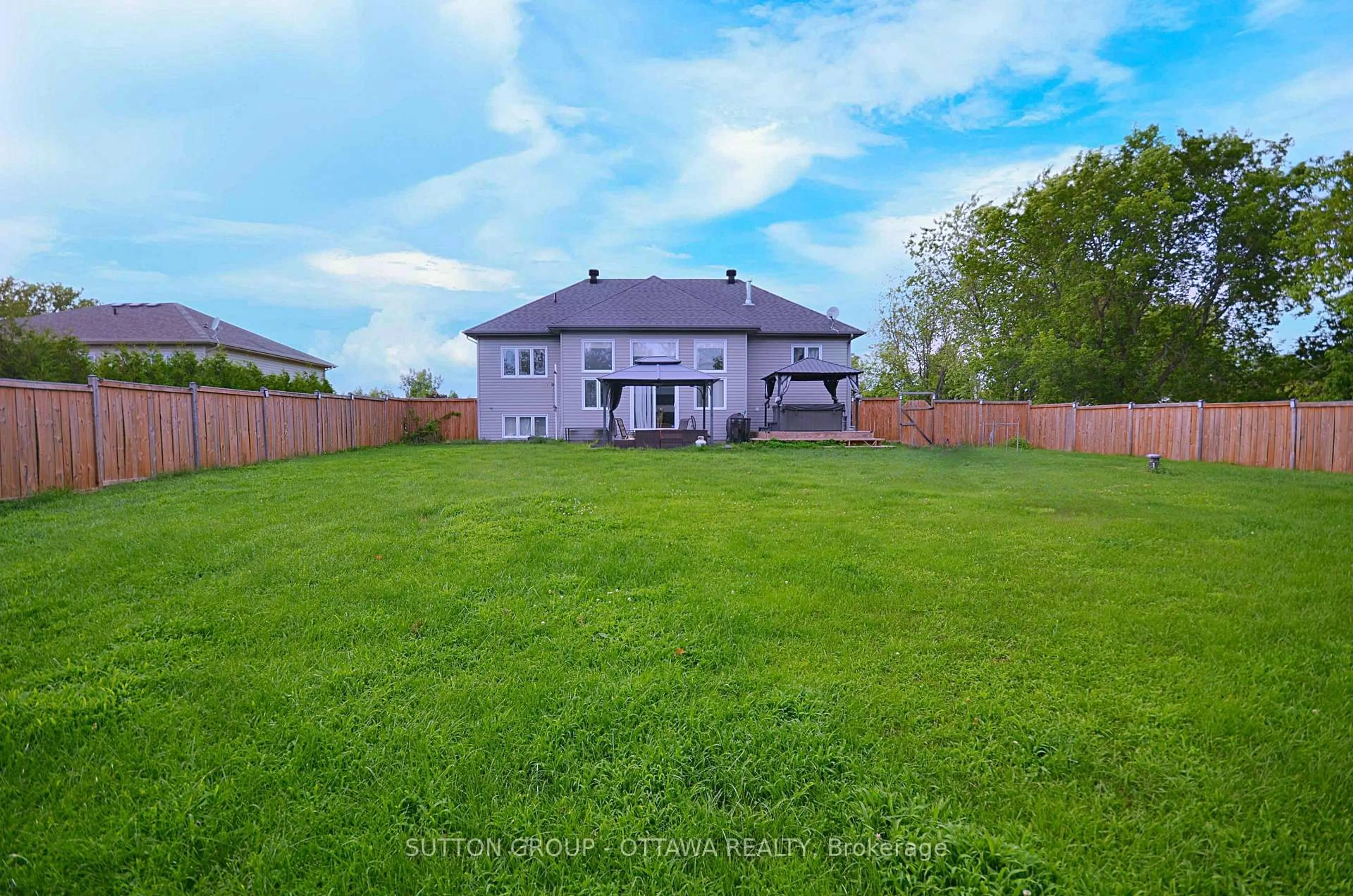 A pic from outside/outdoor area/front of a property/back of a property/a pic from drone, unknown for 588 Russell Rd, Clarence-Rockland Ontario K0A 2A0