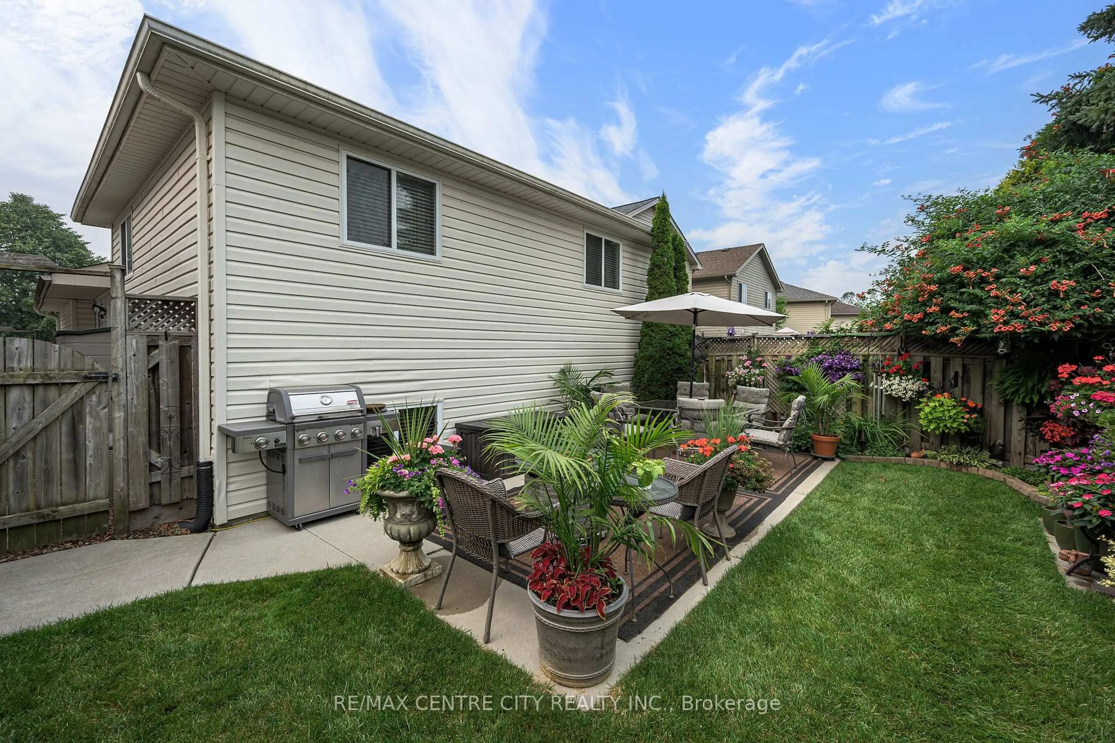 Patio, street for 128 Crimson Cres, London East Ontario N5W 6E9