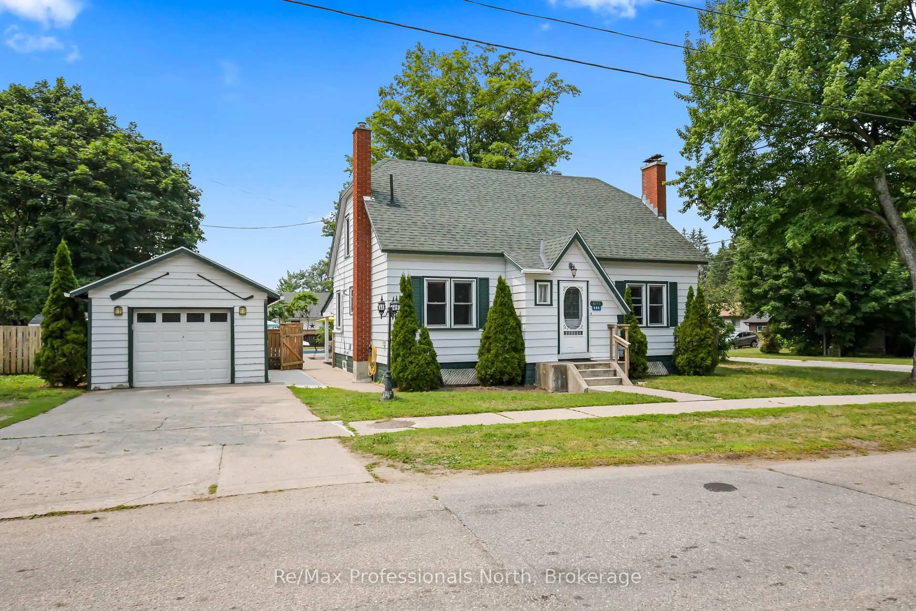 Home with brick exterior material, street for 695 John St, Gravenhurst Ontario P1P 1E6