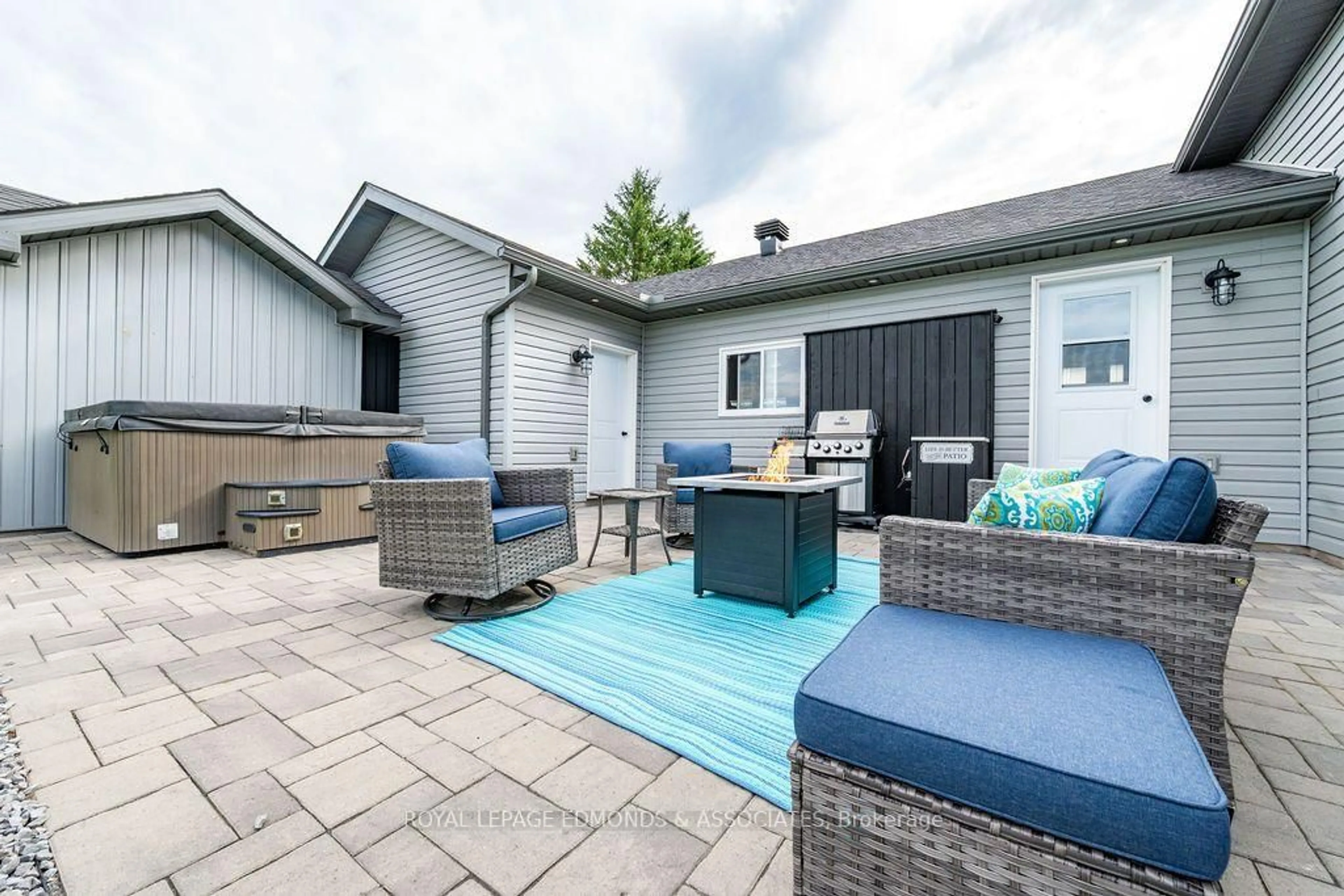 Patio, street for 28 Carol St, Pembroke Ontario K8A 6W6