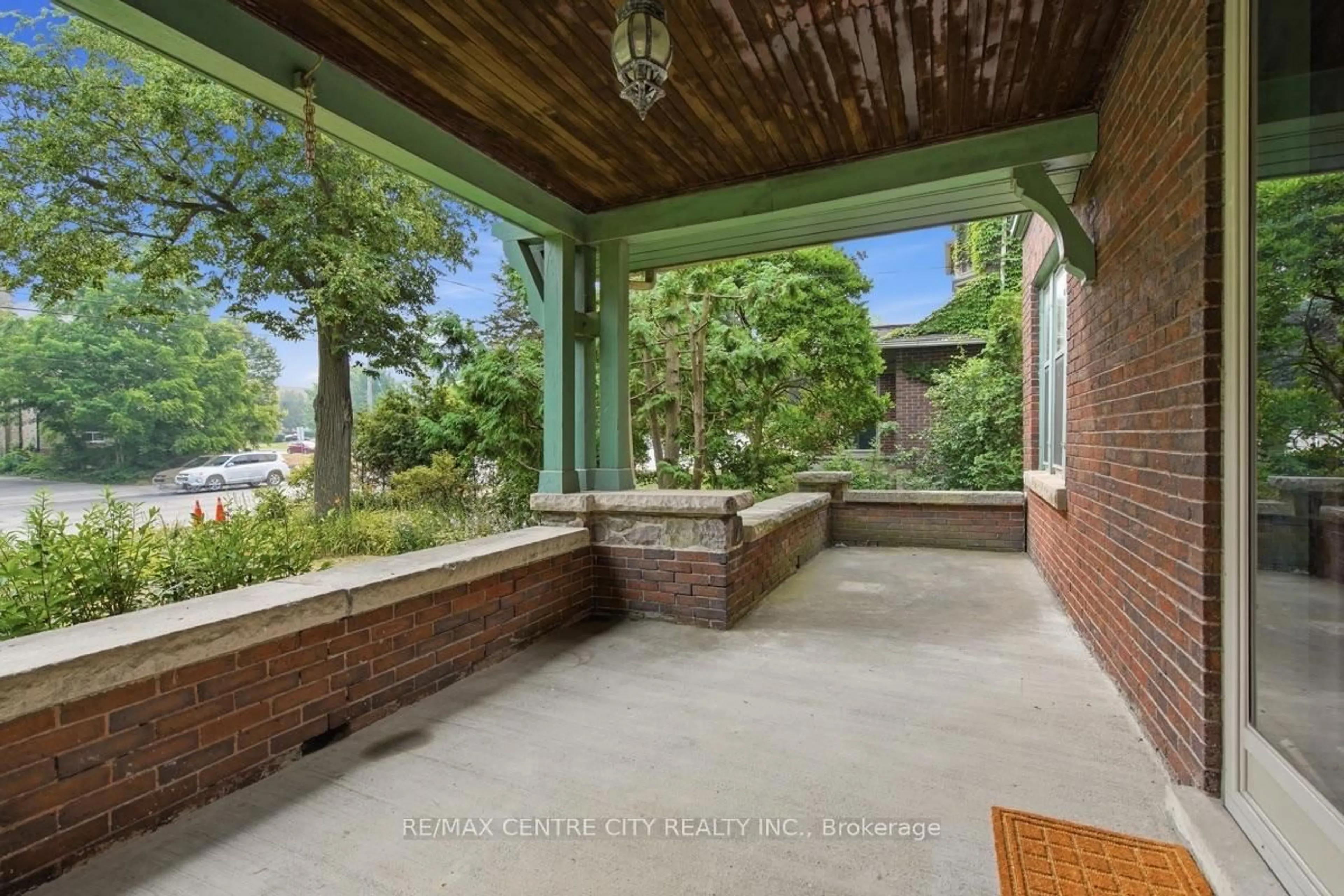Patio, unknown for 927 Richmond St, London East Ontario N6A 3J3
