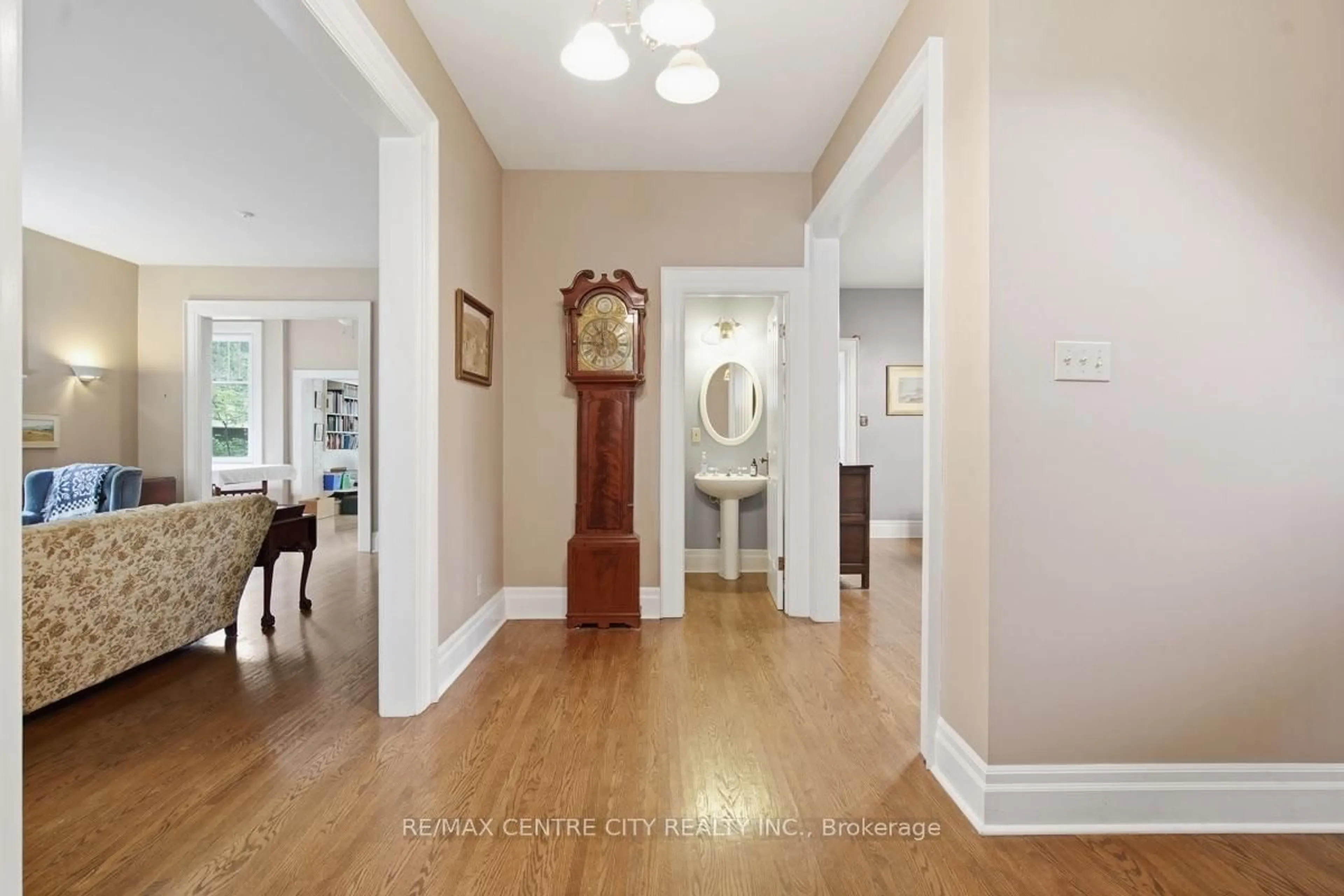Indoor entryway for 927 Richmond St, London East Ontario N6A 3J3
