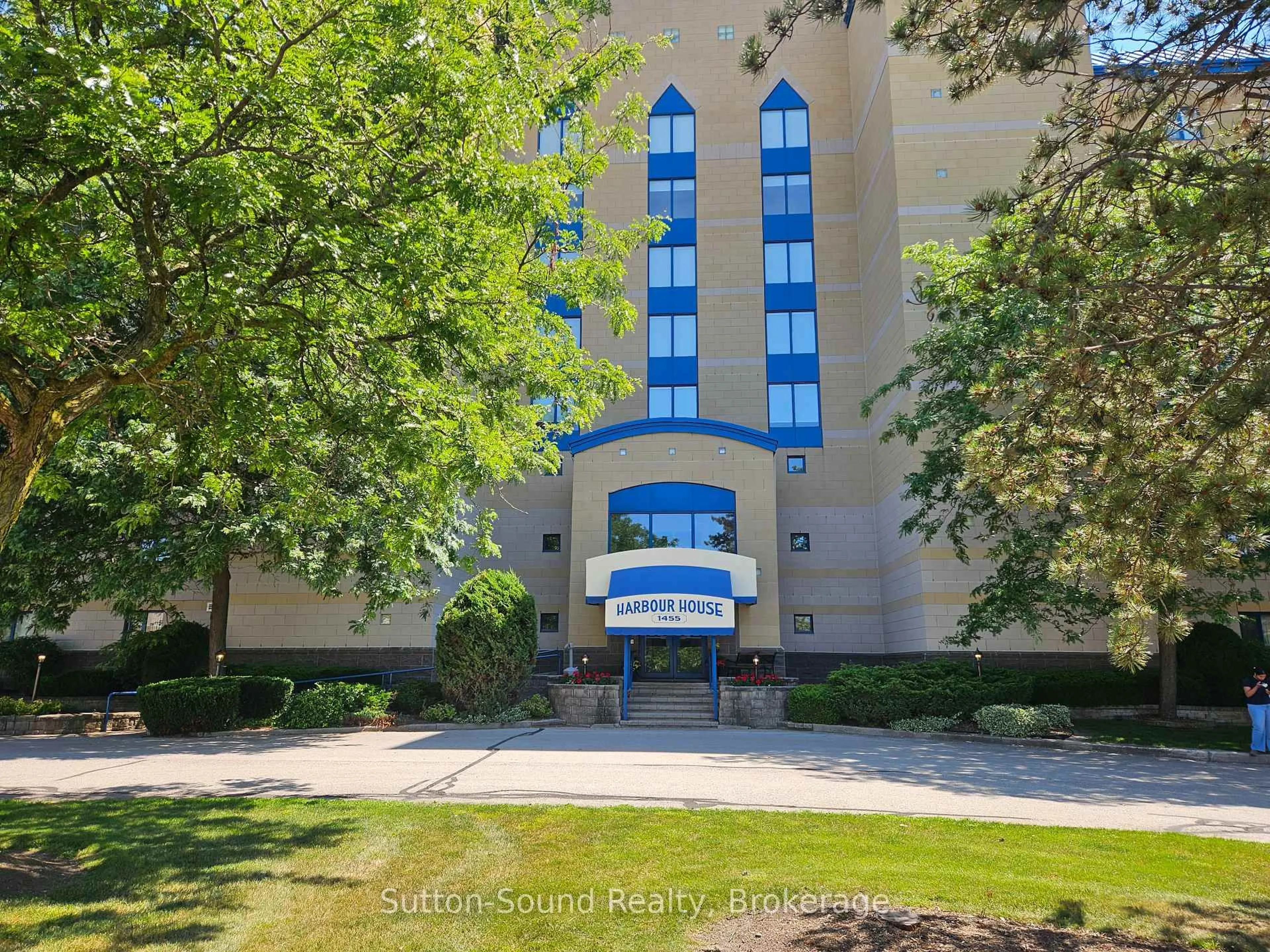 Indoor foyer for 1455 2nd Ave W Ave #205, Owen Sound Ontario N4K 6V3