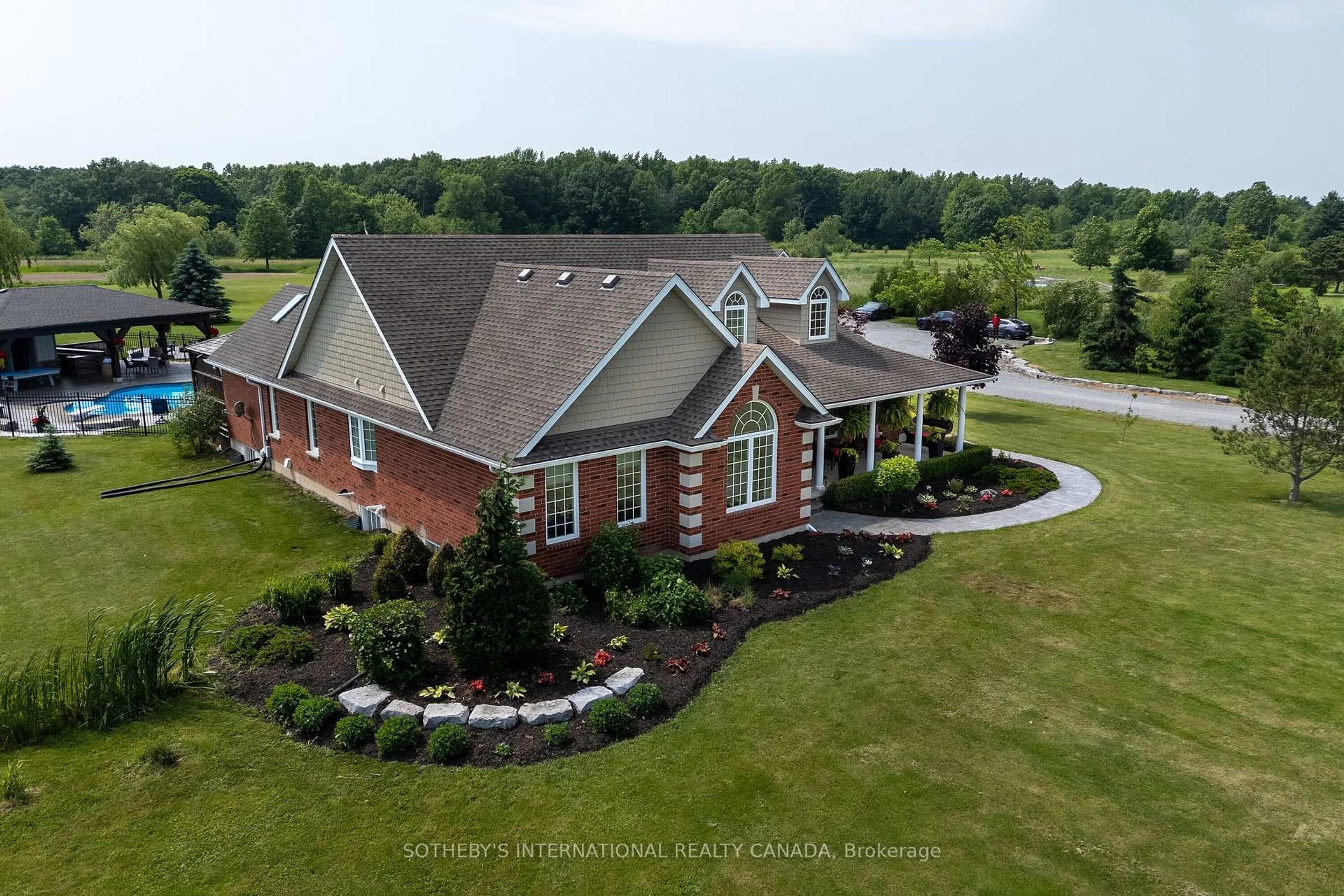 A pic from outside/outdoor area/front of a property/back of a property/a pic from drone, unknown for 551 Darby Rd, Welland Ontario L0S 1K0