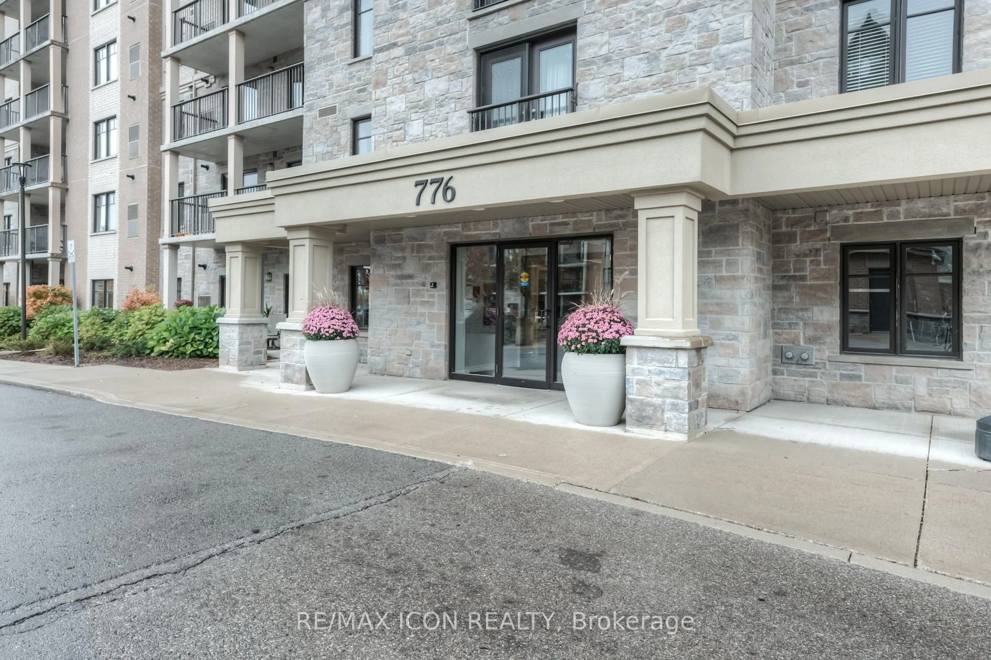 Indoor foyer for 776 Laurelwood Dr #101, Waterloo Ontario N2V 0A8
