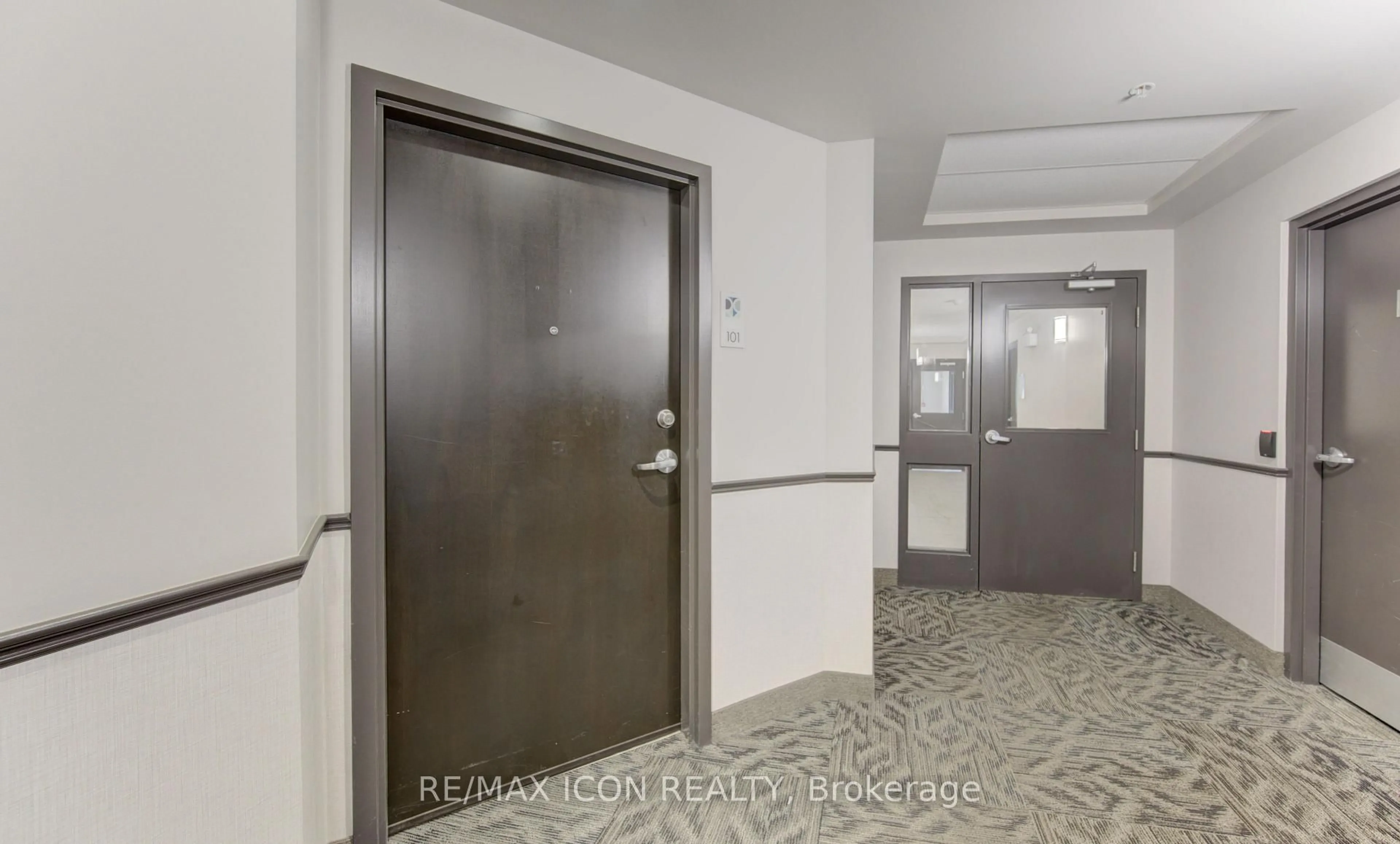 Indoor foyer for 776 Laurelwood Dr #101, Waterloo Ontario N2V 0A8