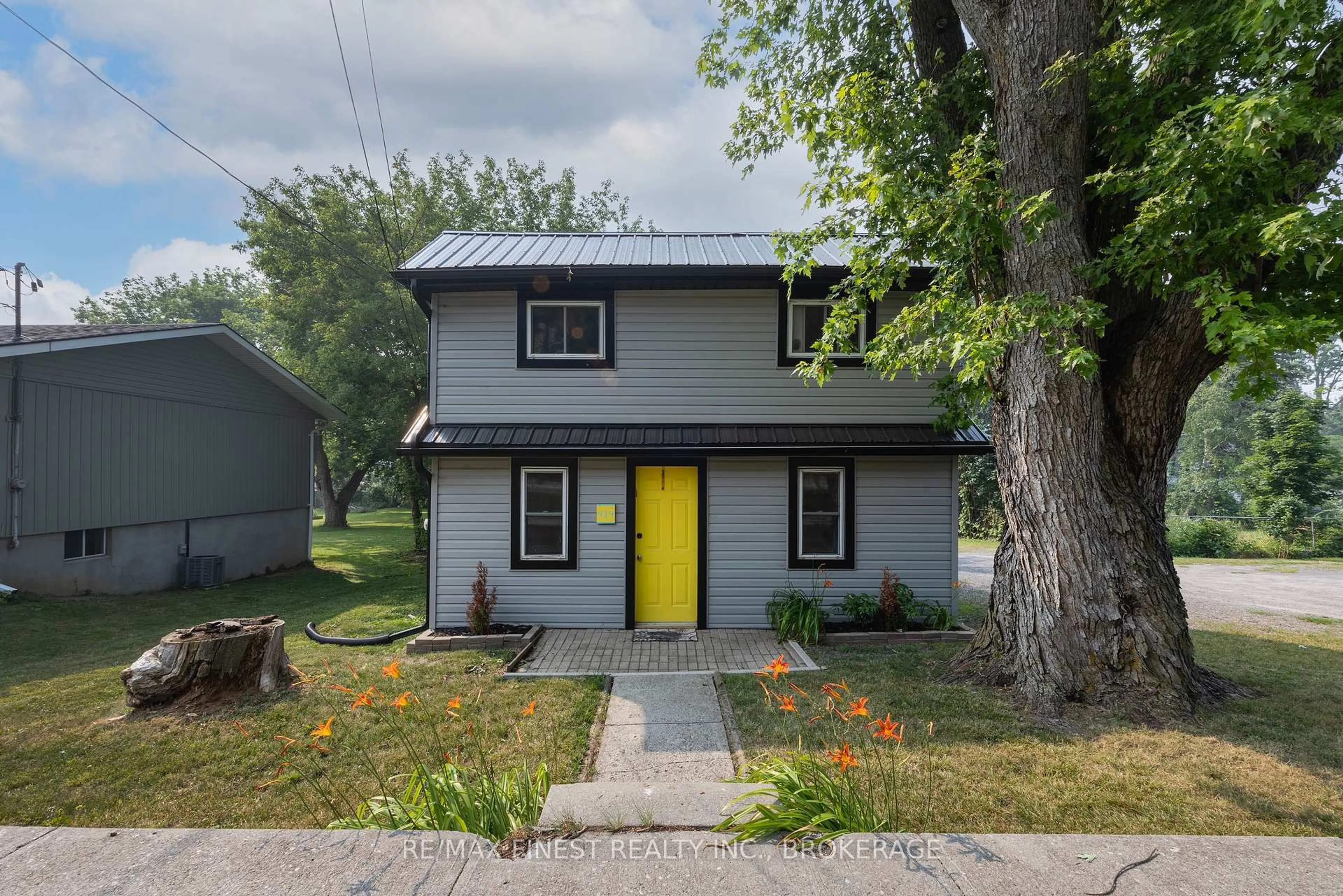 Home with vinyl exterior material, street for 414 Dundas St, Deseronto Ontario K0K 1X0