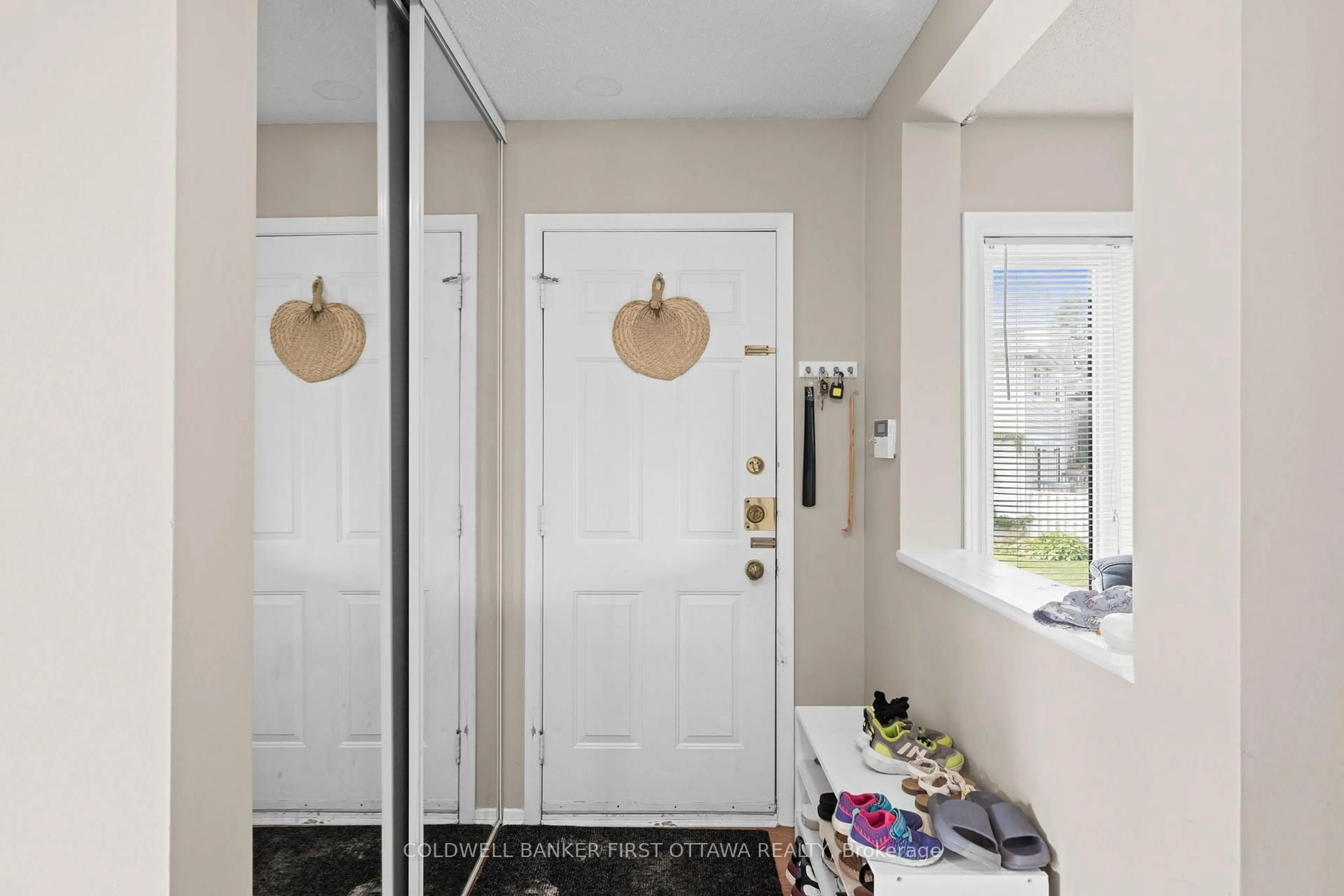 Indoor entryway for 108 Mcdermot Crt #6, Kanata Ontario K2L 3V2
