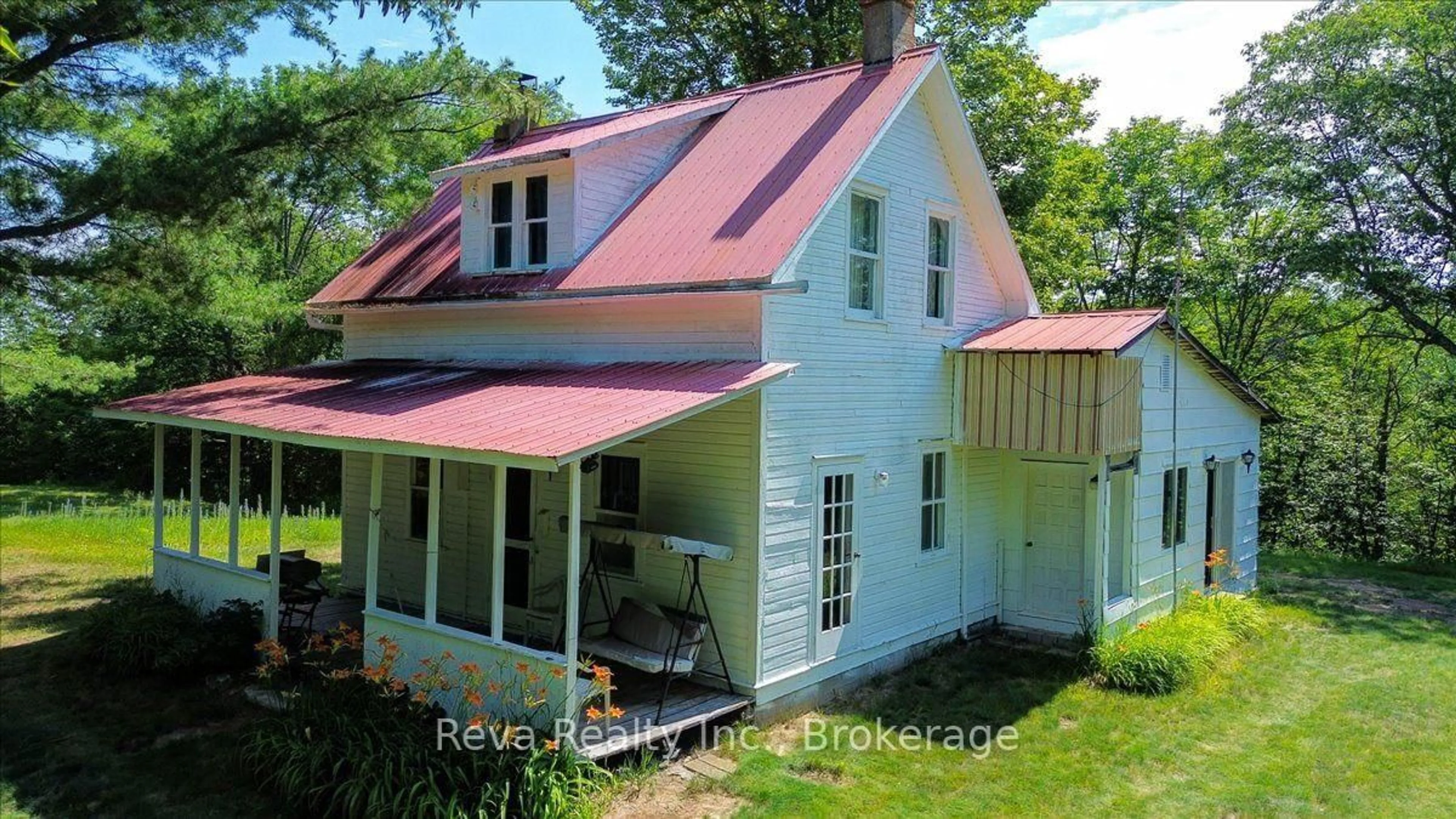 A pic from outside/outdoor area/front of a property/back of a property/a pic from drone, building for 3332 Matawatchan Rd, Griffith Ontario K0J 2R0