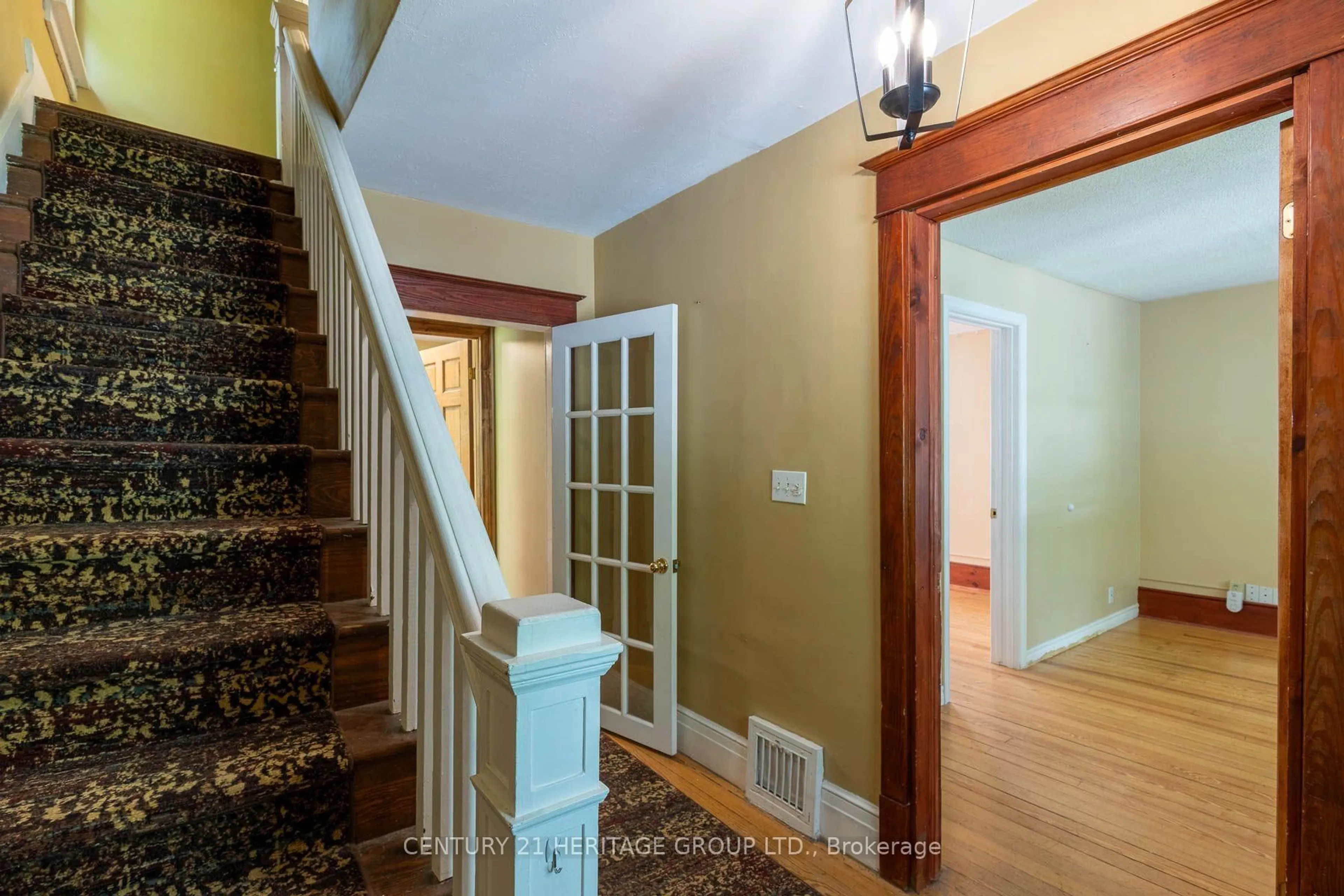 Indoor entryway for 32 Rousseaux St, Hamilton Ontario L9G 2W5