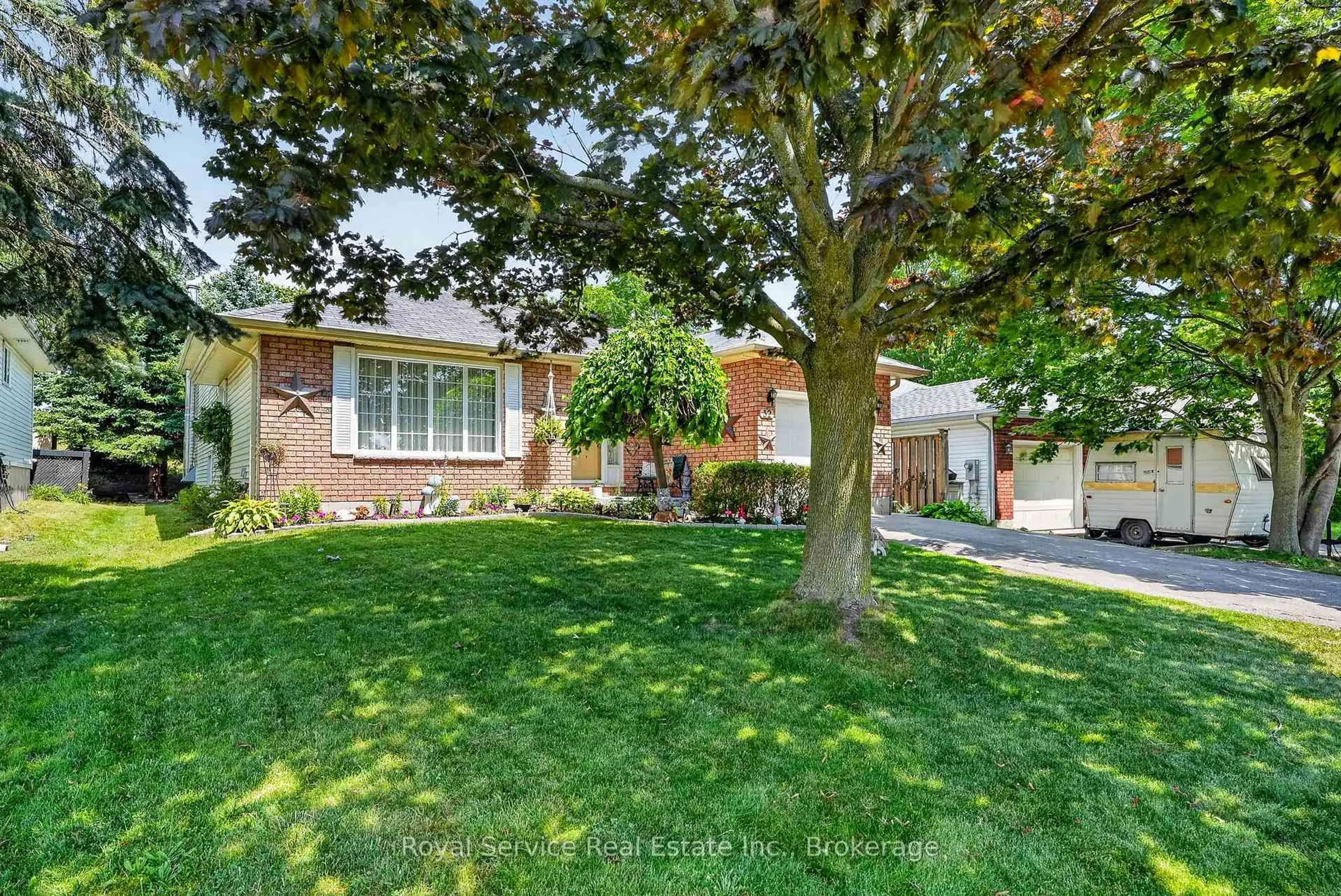 A pic from outside/outdoor area/front of a property/back of a property/a pic from drone, street for 32 Hewson Dr, Port Hope Ontario L1A 4C9