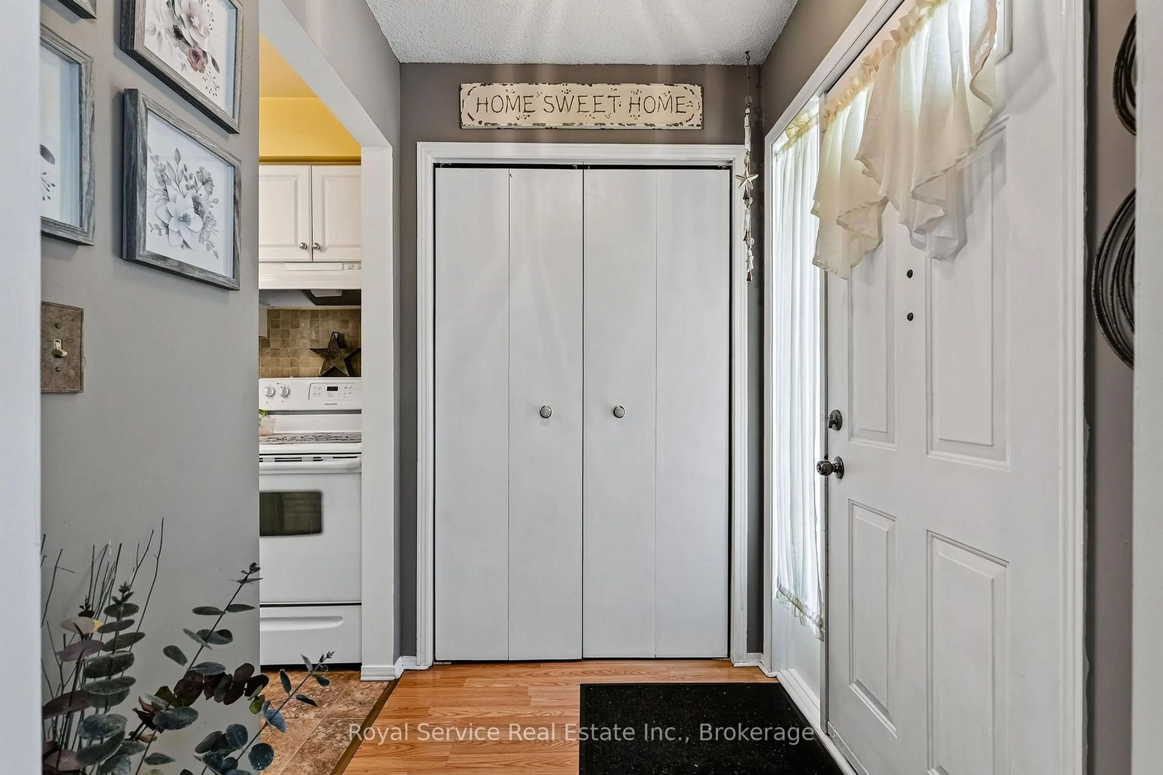 Indoor entryway for 32 Hewson Dr, Port Hope Ontario L1A 4C9