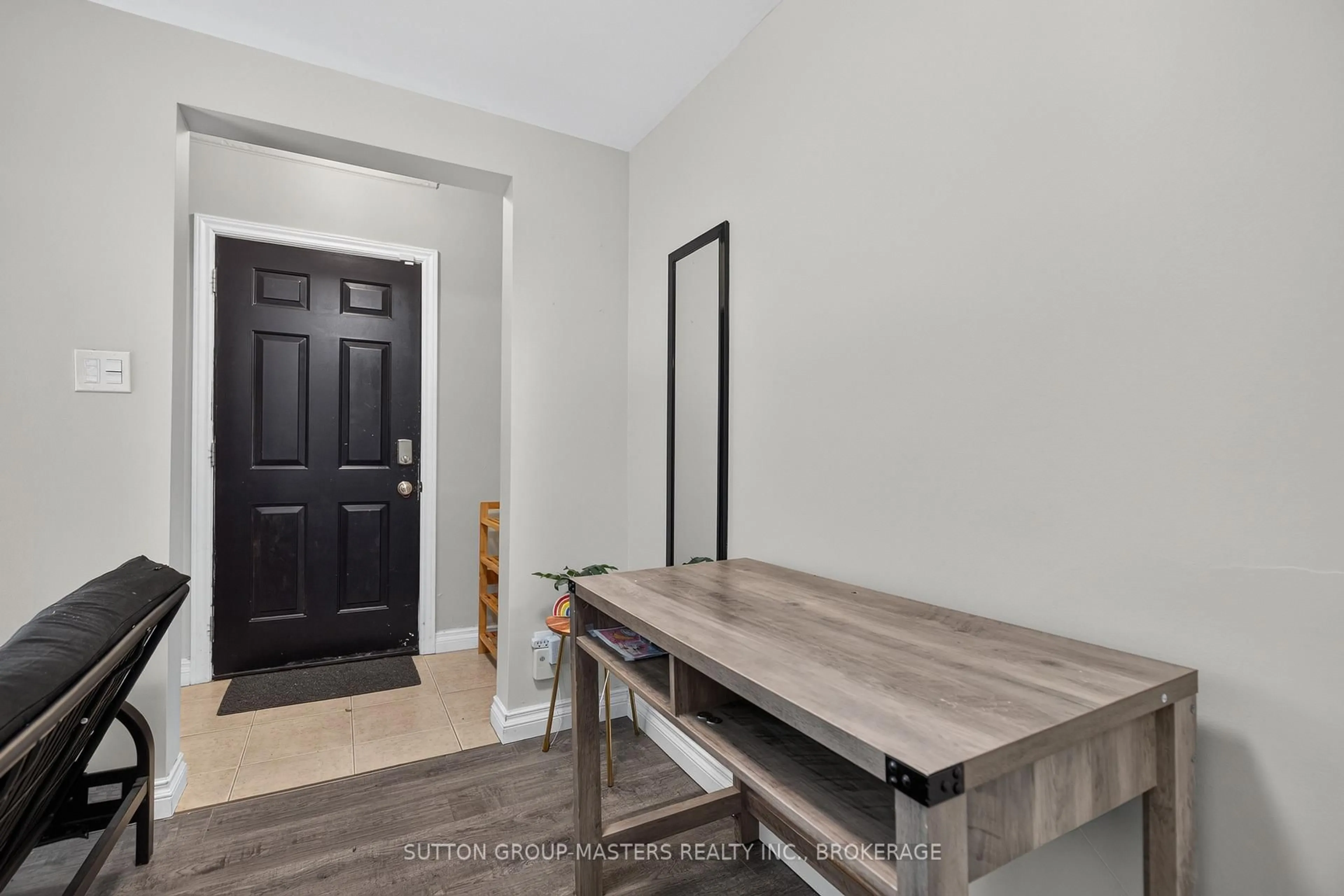 Indoor entryway for 380 Barrie St, Kingston Ontario K7K 3T4