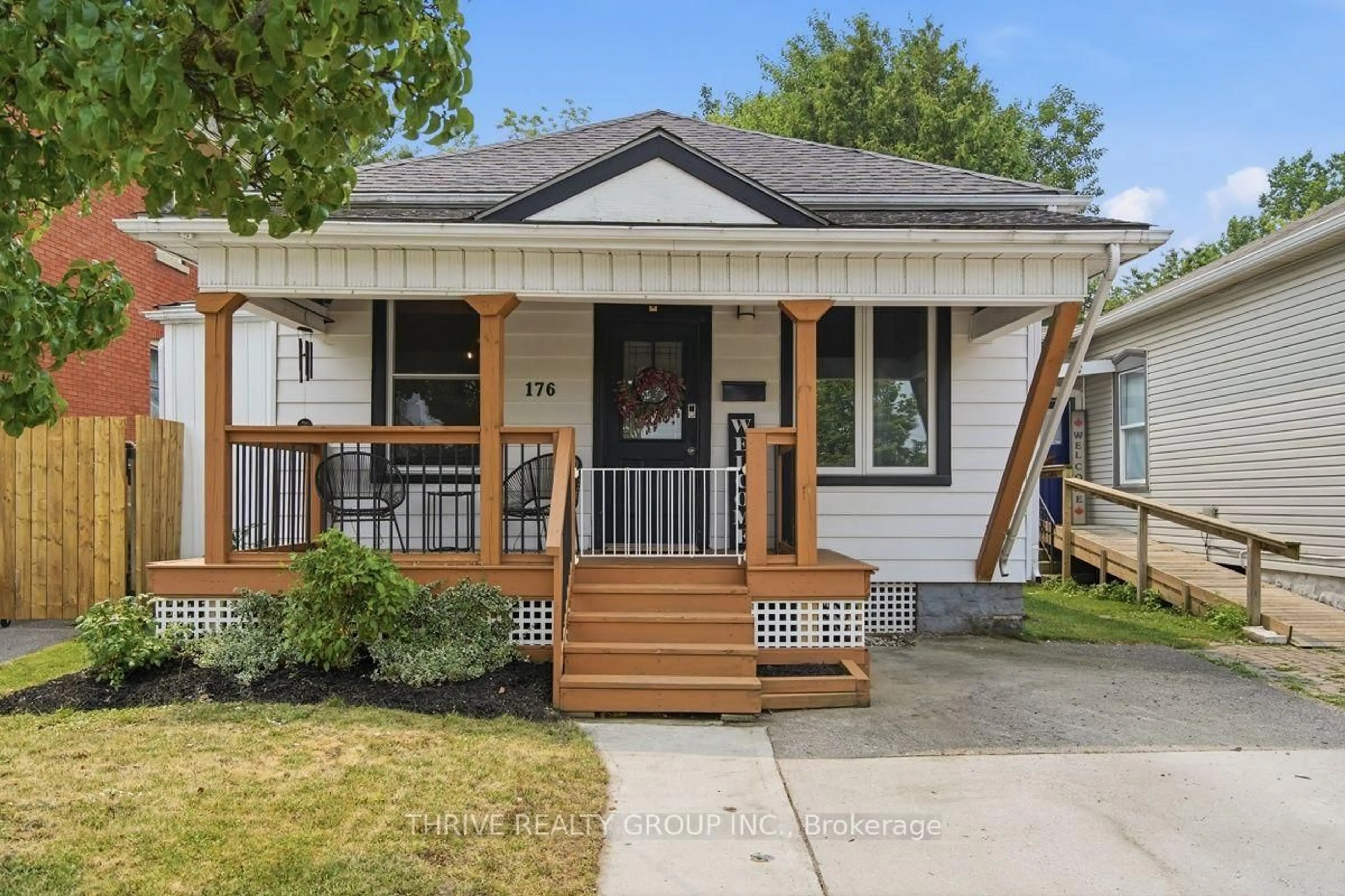 Home with vinyl exterior material, street for 176 Centre St, St. Thomas Ontario N5R 3A4