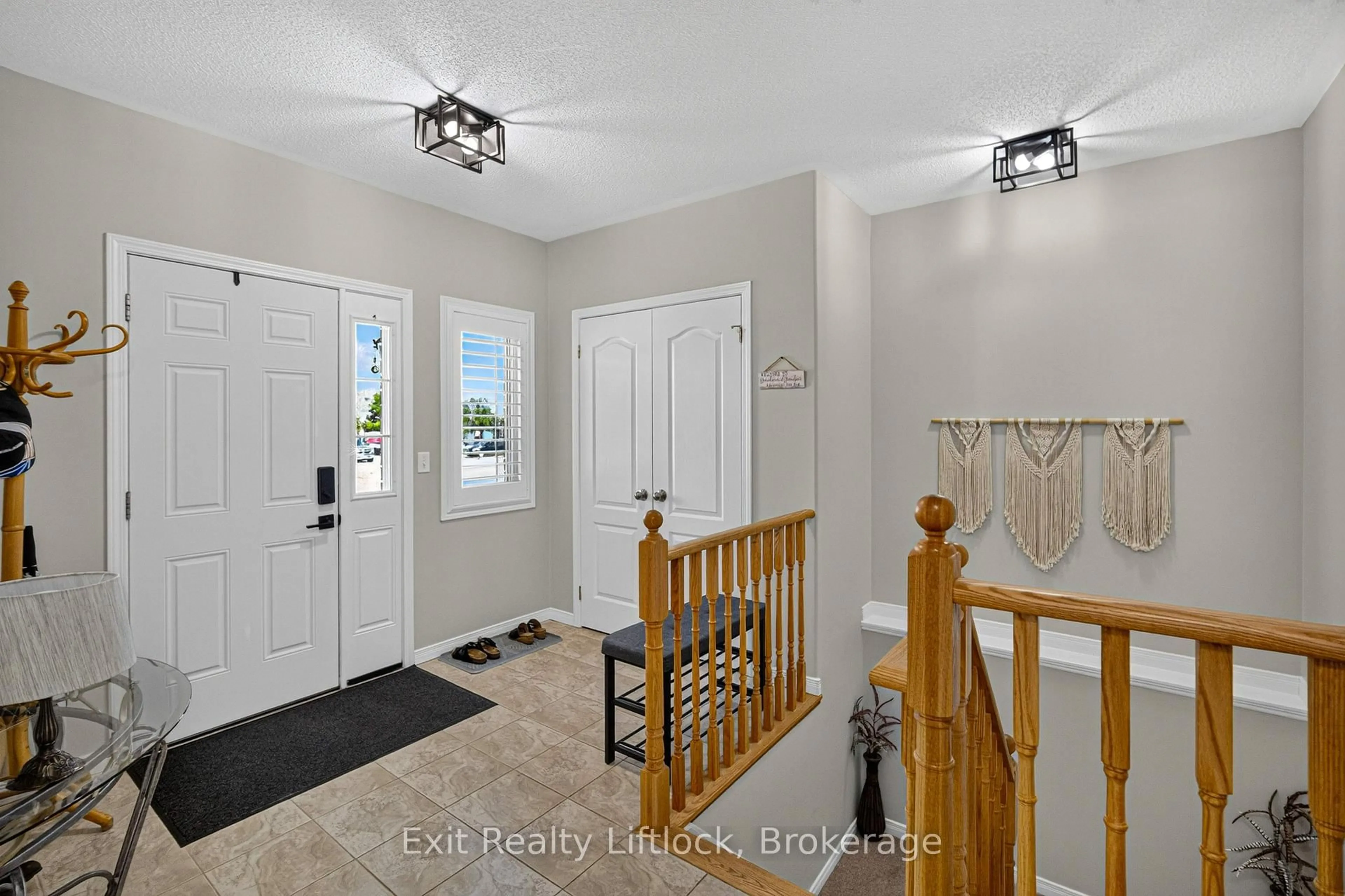 Indoor entryway for 1 Mcgregor Crt, Peterborough Ontario K9L 0B7