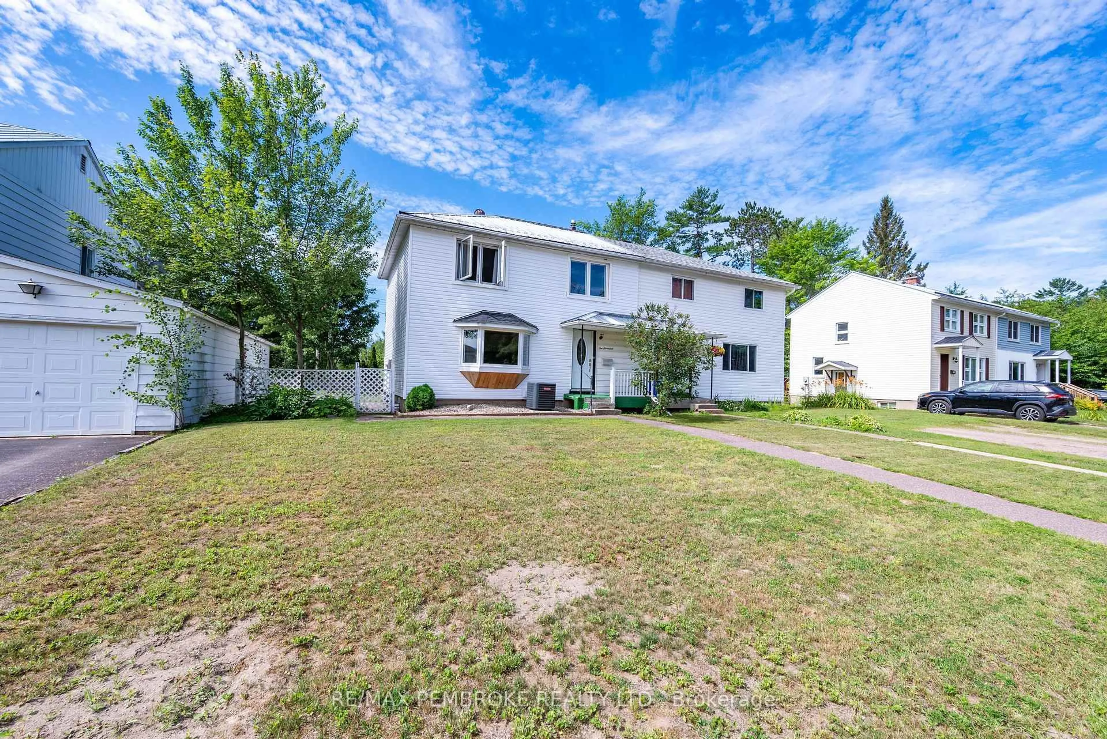 A pic from outside/outdoor area/front of a property/back of a property/a pic from drone, street for 117 Algonquin St, Deep River Ontario K0J 1P0