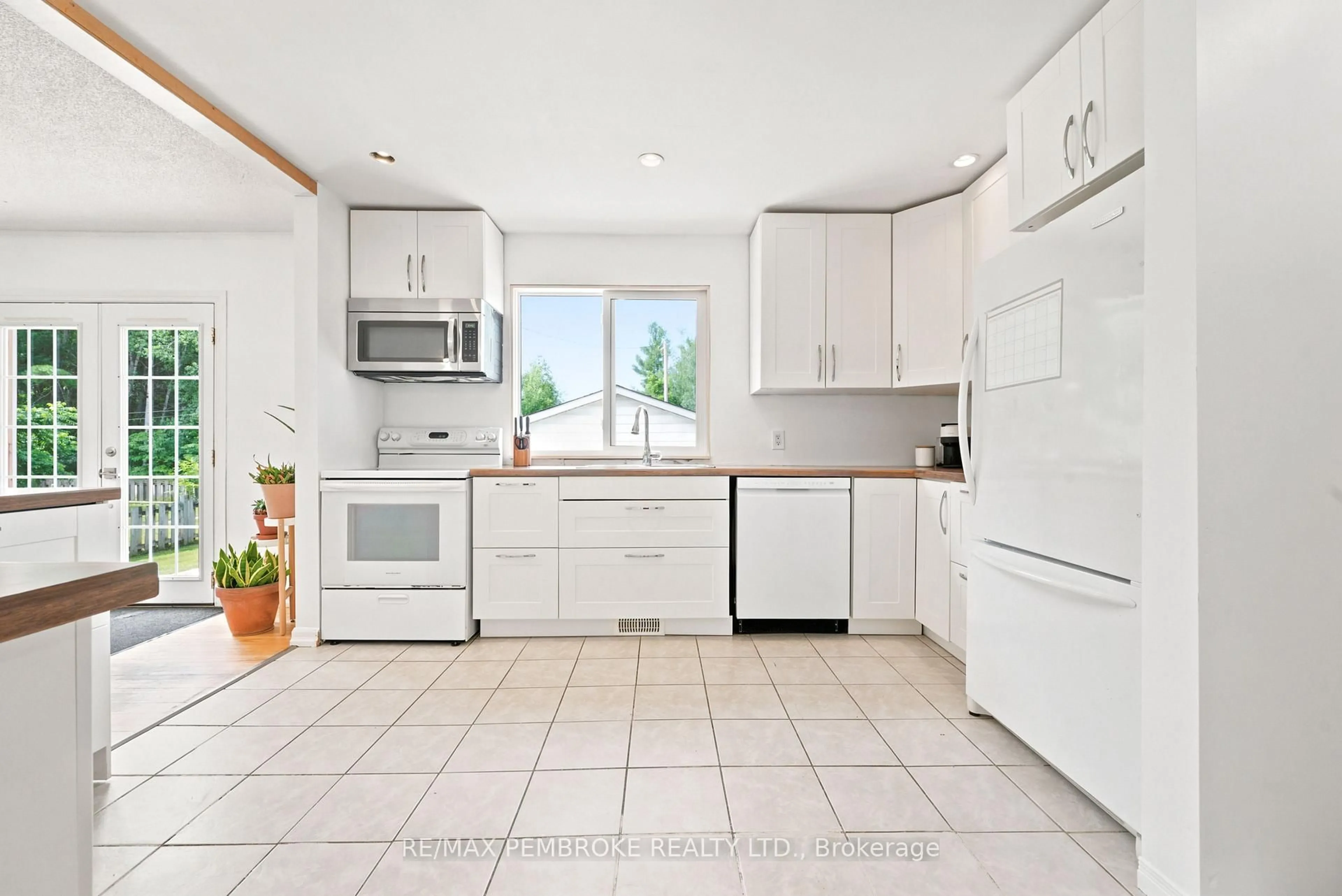 Open concept kitchen, ceramic/tile floor for 117 Algonquin St, Deep River Ontario K0J 1P0
