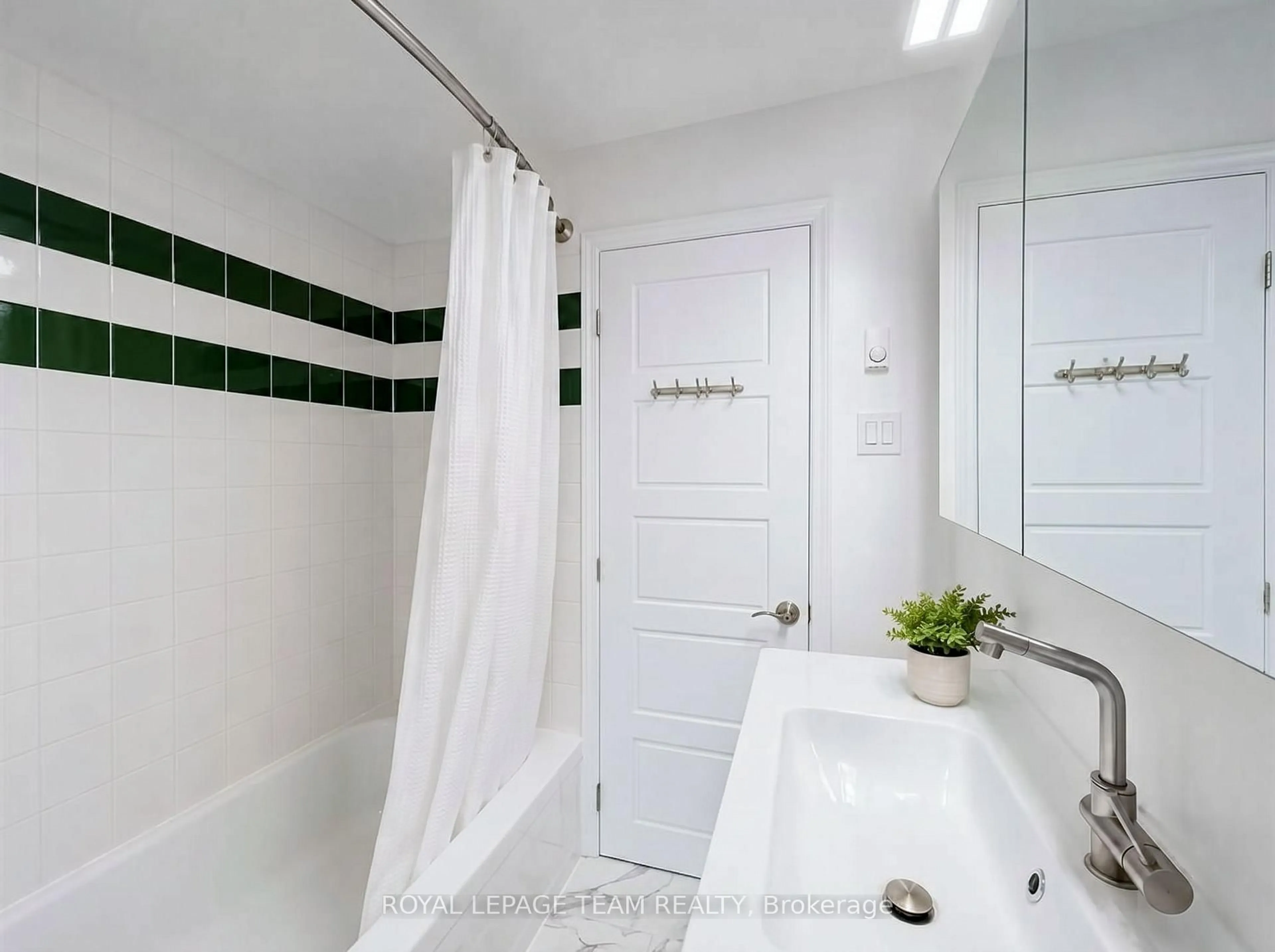 Standard bathroom, ceramic/tile floor for 67 Queen Mary St #-B, Ottawa Ontario K1K 1X6