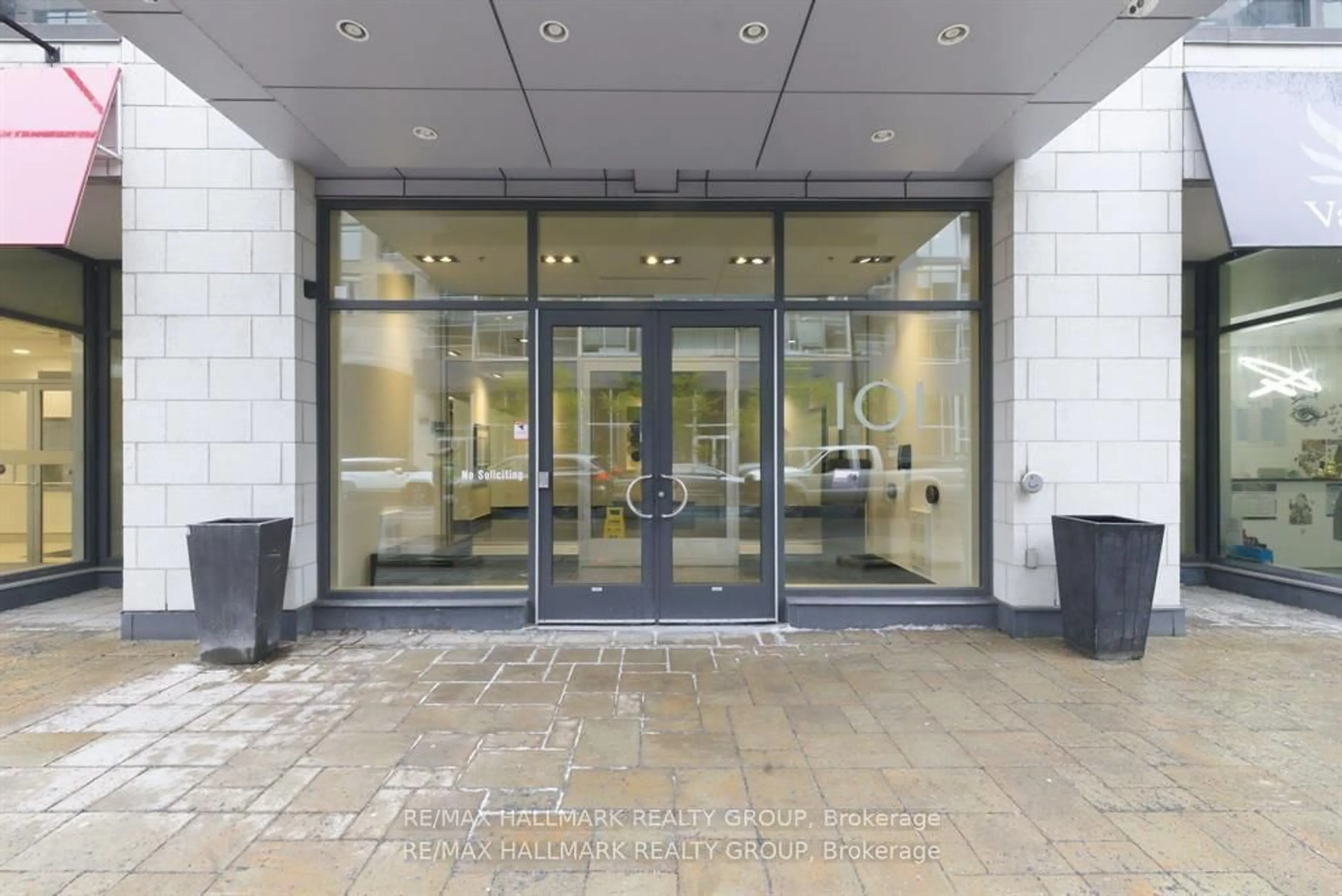Indoor foyer for 101 Richmond Rd #611, Ottawa Ontario K1Z 0A6