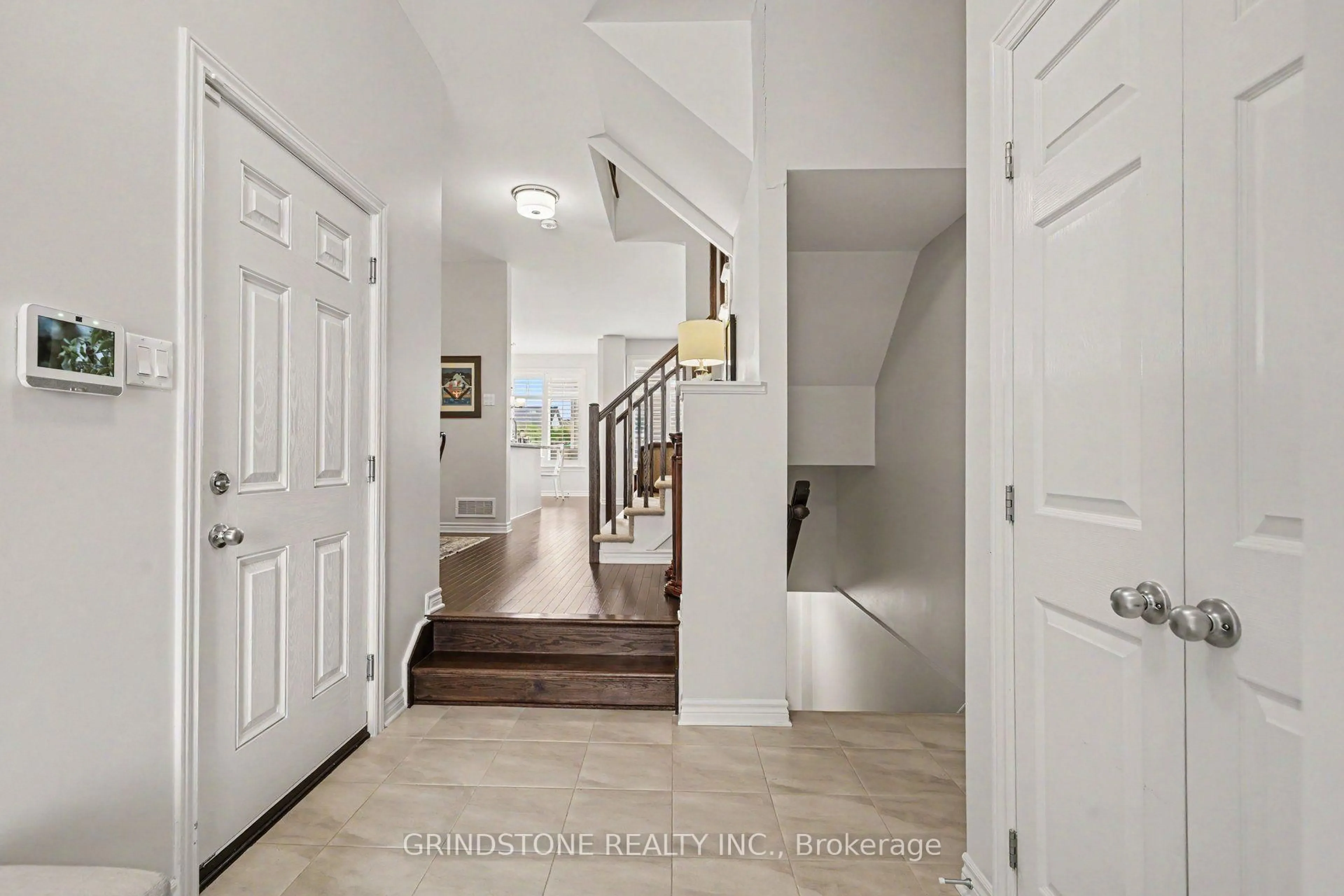 Indoor entryway for 203 Trollius Way, Ottawa Ontario K1T 0R7