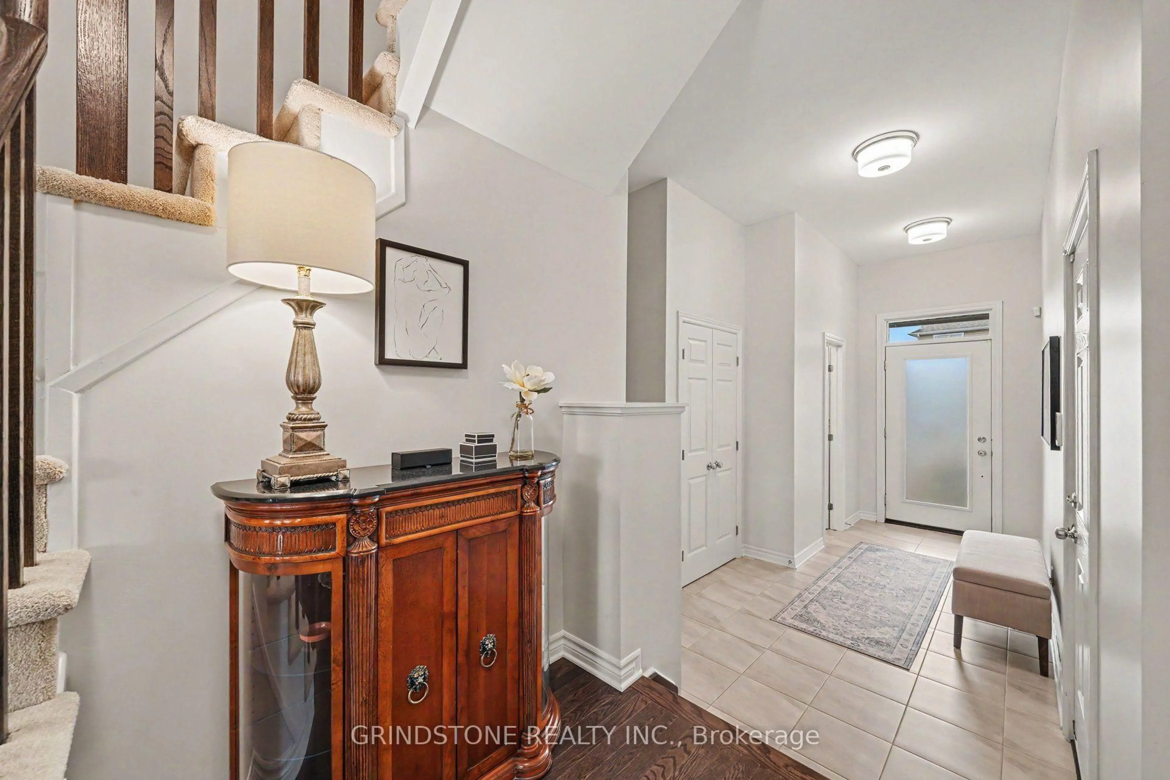 Indoor entryway for 203 Trollius Way, Ottawa Ontario K1T 0R7
