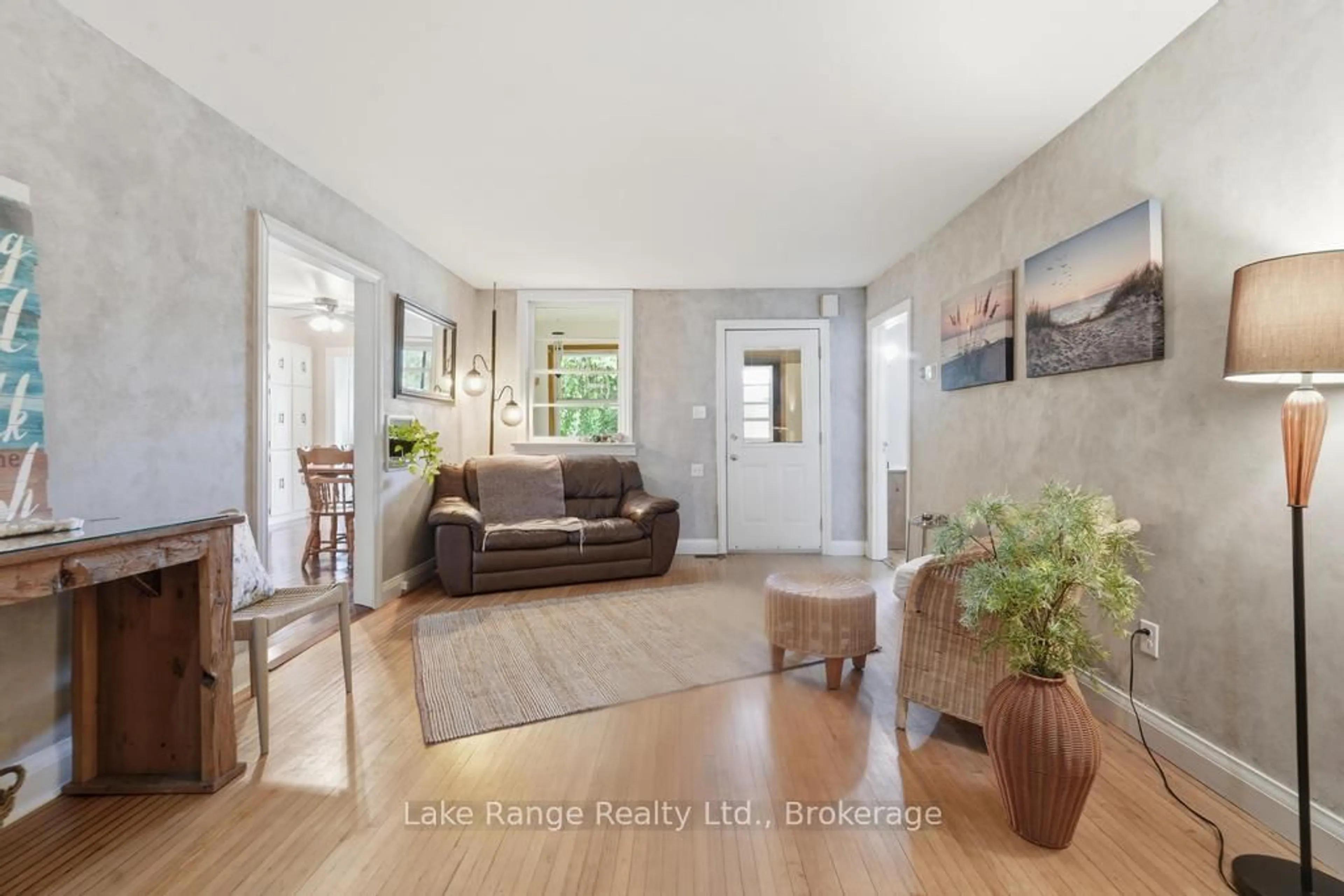 Indoor entryway for 73 Queen St, Huron-Kinloss Ontario N0G 2R0